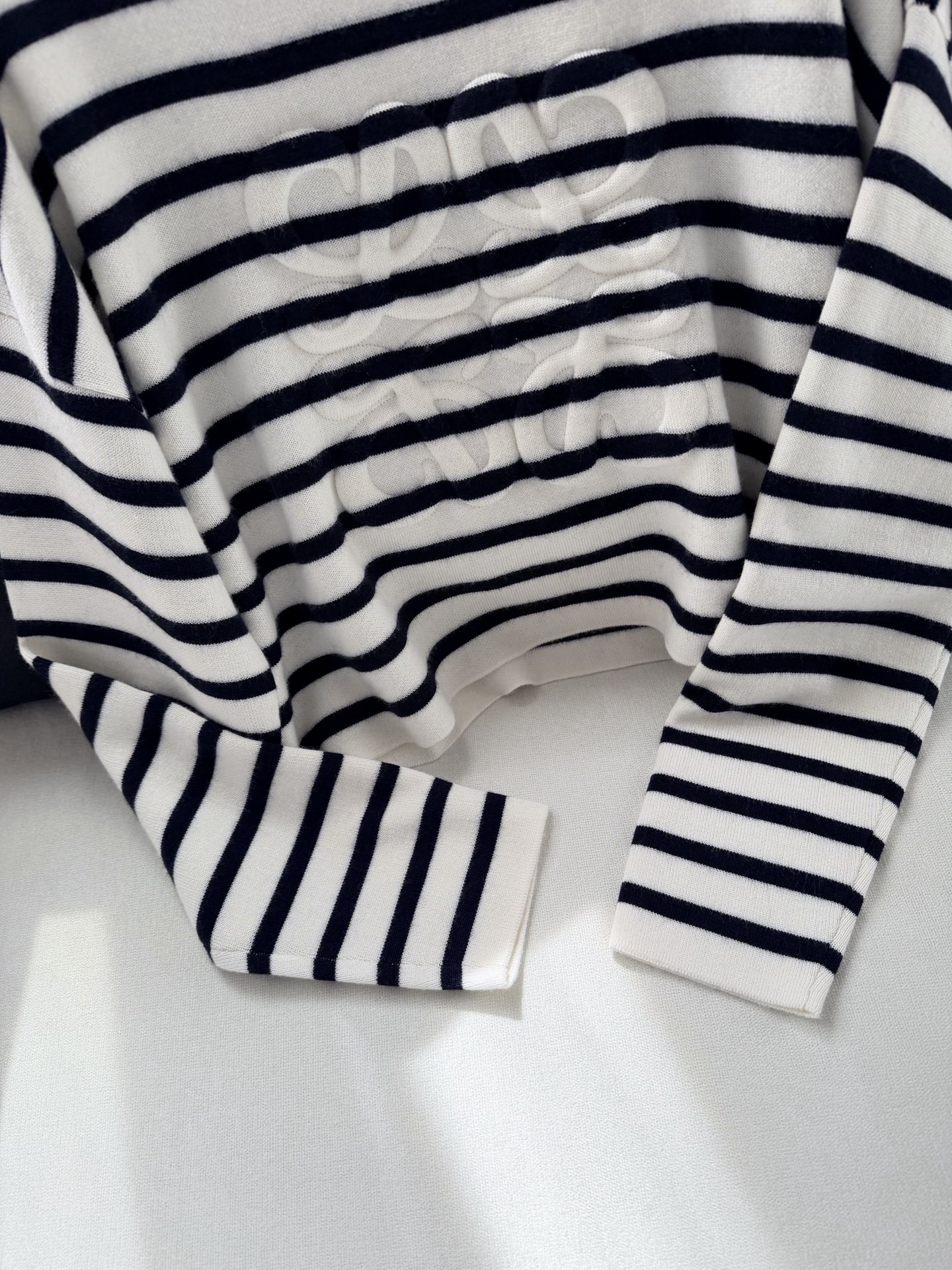 现货‼️‼️🛒款号9250/浮雕毛衣✨先在面料上印定型硅胶，涉及到磨具开模（时间长了凹凸也不会塌陷，强压