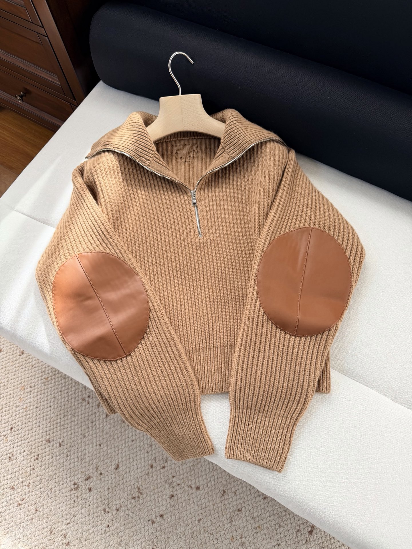 现货‼️‼️🛒款号S51/半拉链翻领针织衫毛衣✨袖肘位拼接牛皮补丁装饰，肘部拼皮补丁就是点睛之笔，增添设