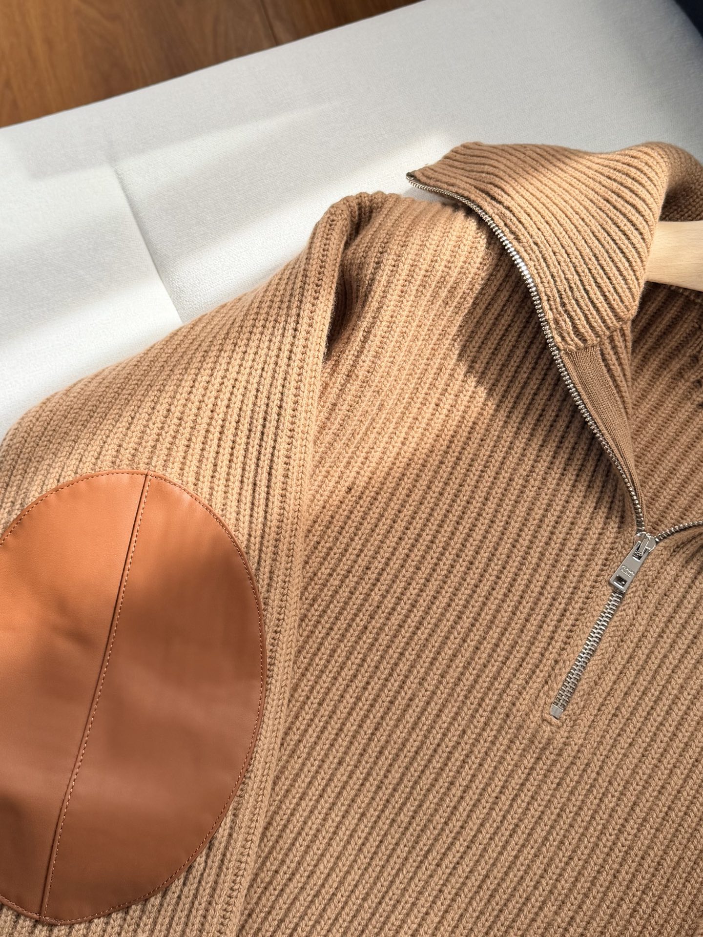 现货‼️‼️🛒款号S51/半拉链翻领针织衫毛衣✨袖肘位拼接牛皮补丁装饰，肘部拼皮补丁就是点睛之笔，增添设