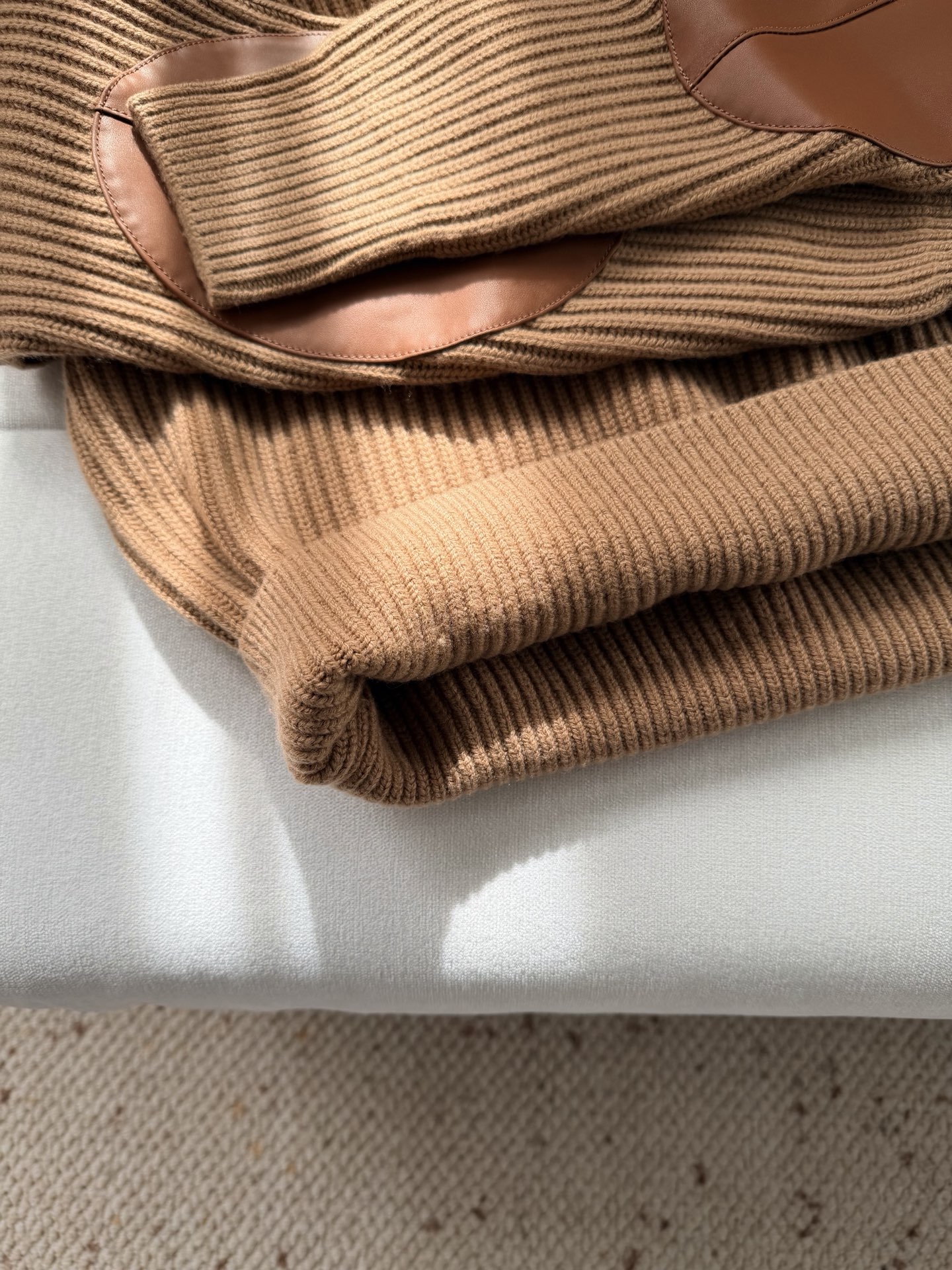 现货‼️‼️🛒款号S51/半拉链翻领针织衫毛衣✨袖肘位拼接牛皮补丁装饰，肘部拼皮补丁就是点睛之笔，增添设