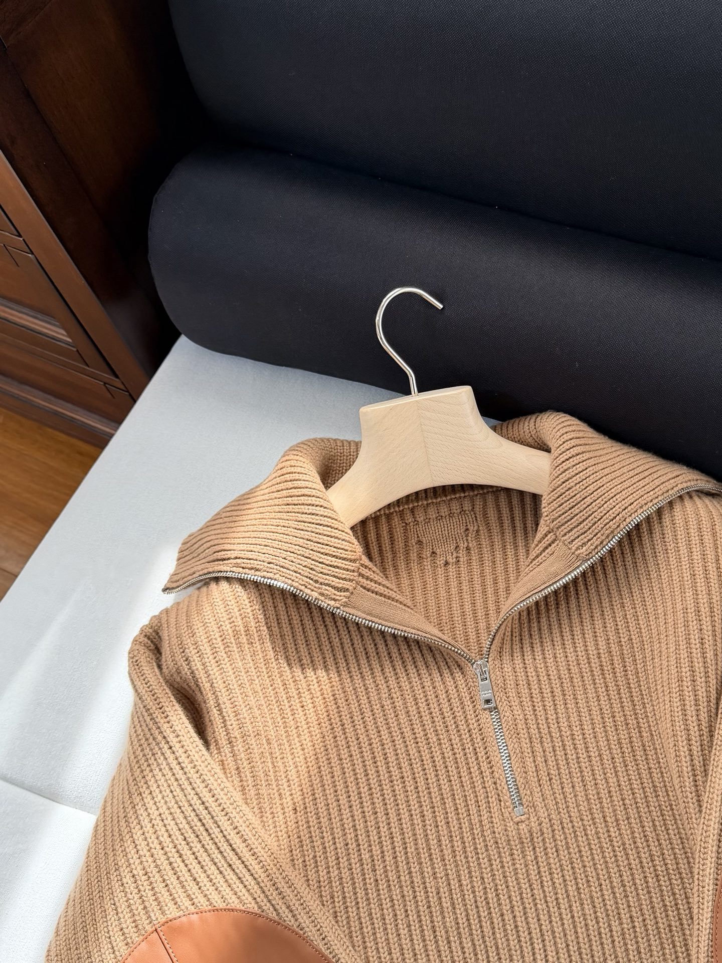 现货‼️‼️🛒款号S51/半拉链翻领针织衫毛衣✨袖肘位拼接牛皮补丁装饰，肘部拼皮补丁就是点睛之笔，增添设