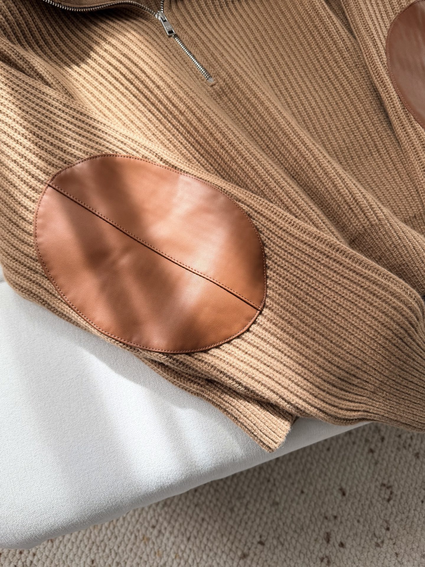 现货‼️‼️🛒款号S51/半拉链翻领针织衫毛衣✨袖肘位拼接牛皮补丁装饰，肘部拼皮补丁就是点睛之笔，增添设