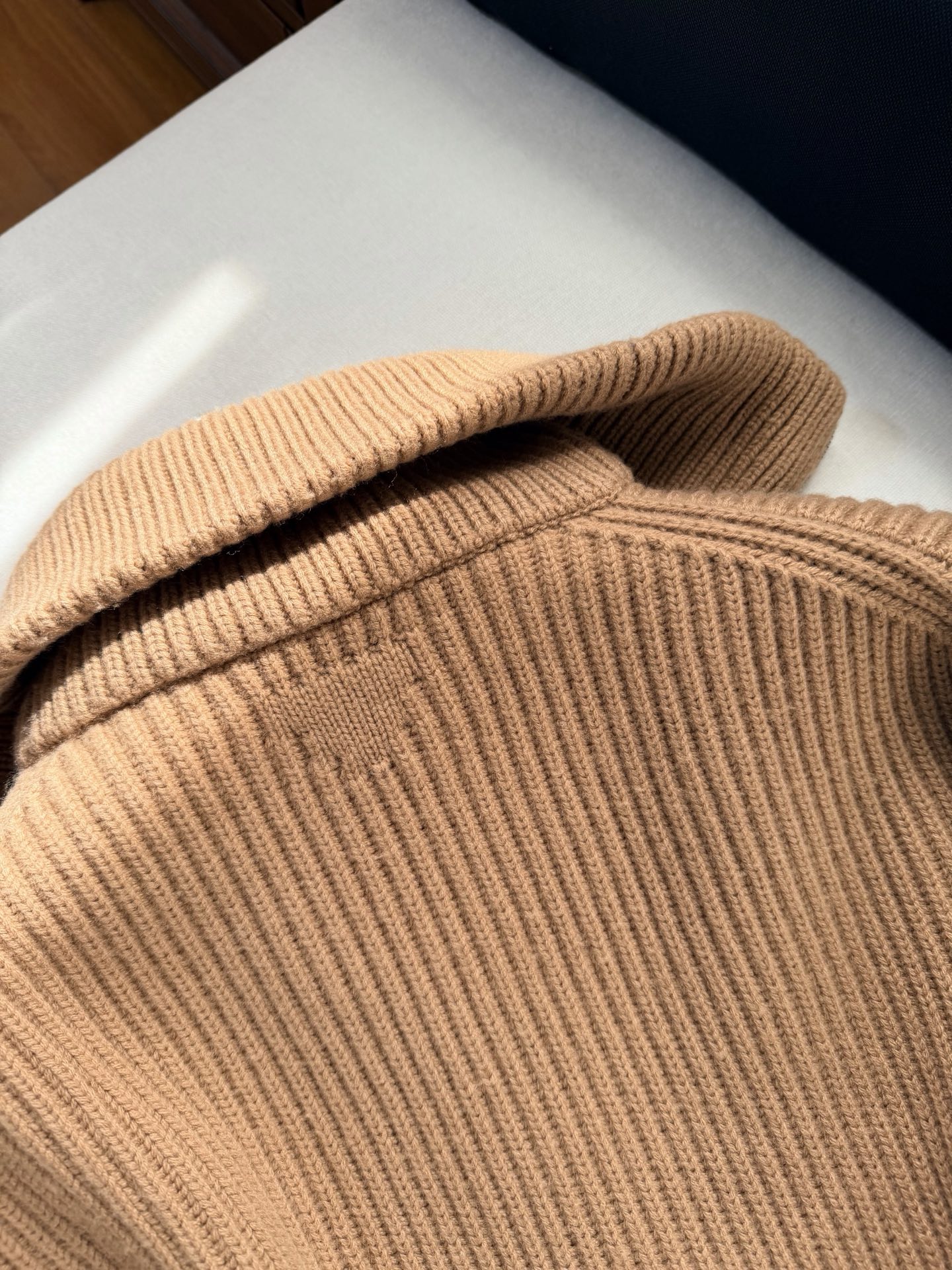 现货‼️‼️🛒款号S51/半拉链翻领针织衫毛衣✨袖肘位拼接牛皮补丁装饰，肘部拼皮补丁就是点睛之笔，增添设