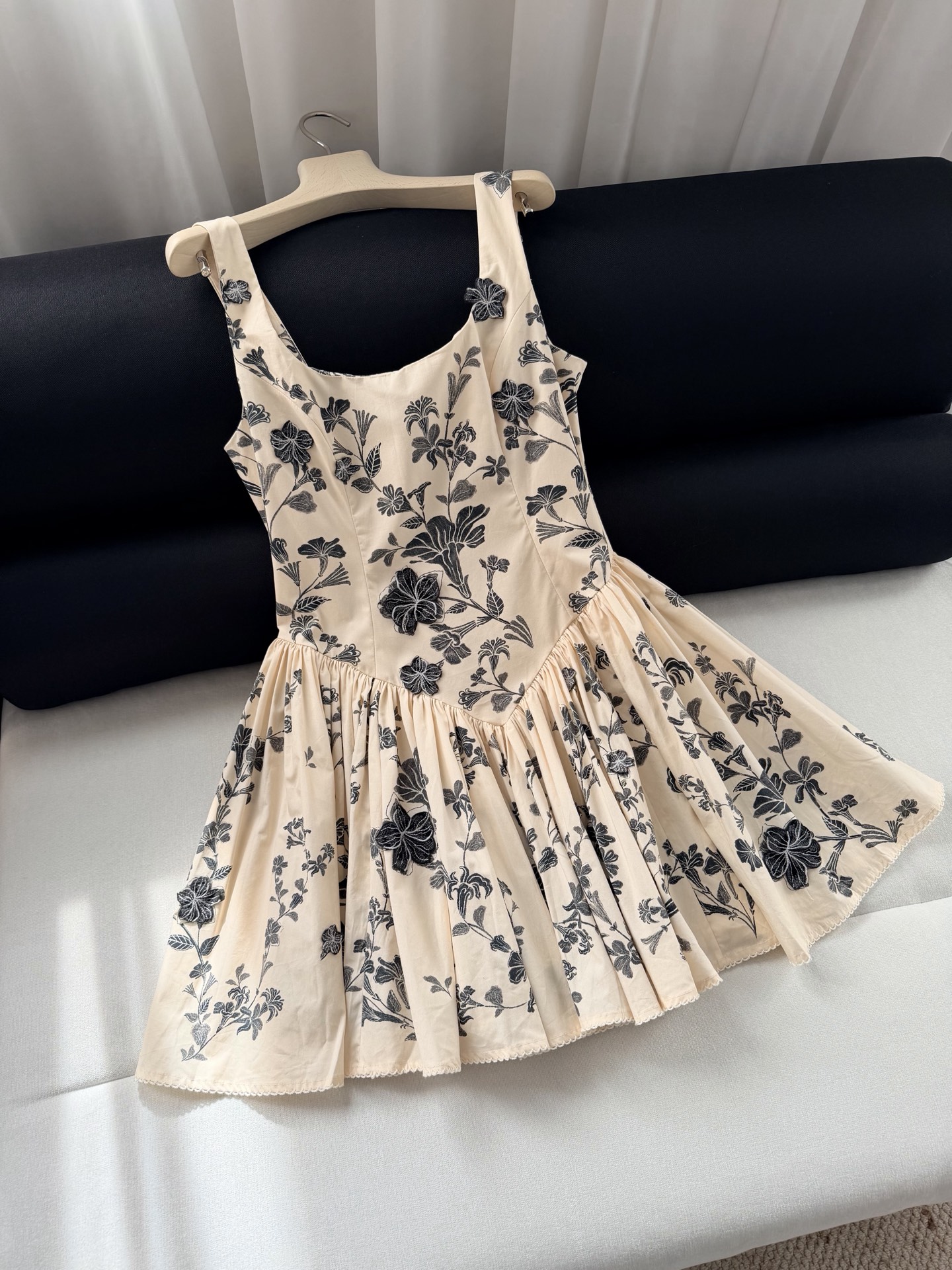 现货‼️‼️🛒款号5/水溶贴花连衣裙✨定位印花+定位水溶刺绣贴花，非常有层次、定位定点，不需要过多繁冗的