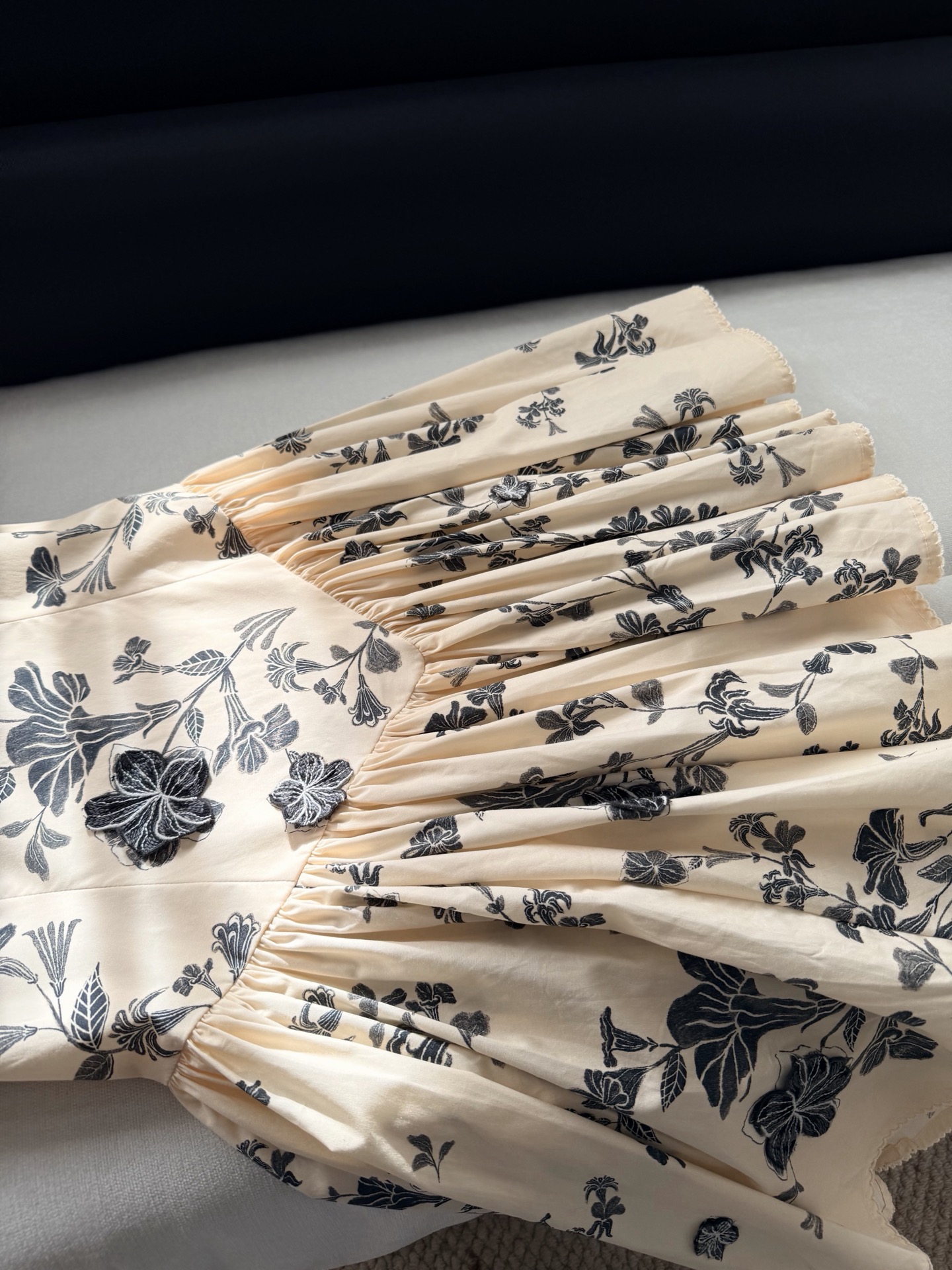 现货‼️‼️🛒款号5/水溶贴花连衣裙✨定位印花+定位水溶刺绣贴花，非常有层次、定位定点，不需要过多繁冗的