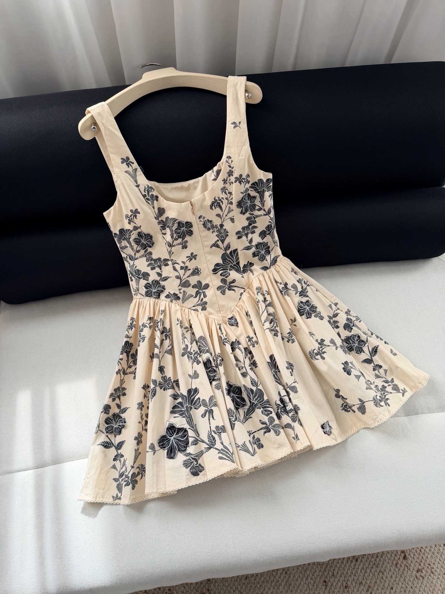 现货‼️‼️🛒款号5/水溶贴花连衣裙✨定位印花+定位水溶刺绣贴花，非常有层次、定位定点，不需要过多繁冗的