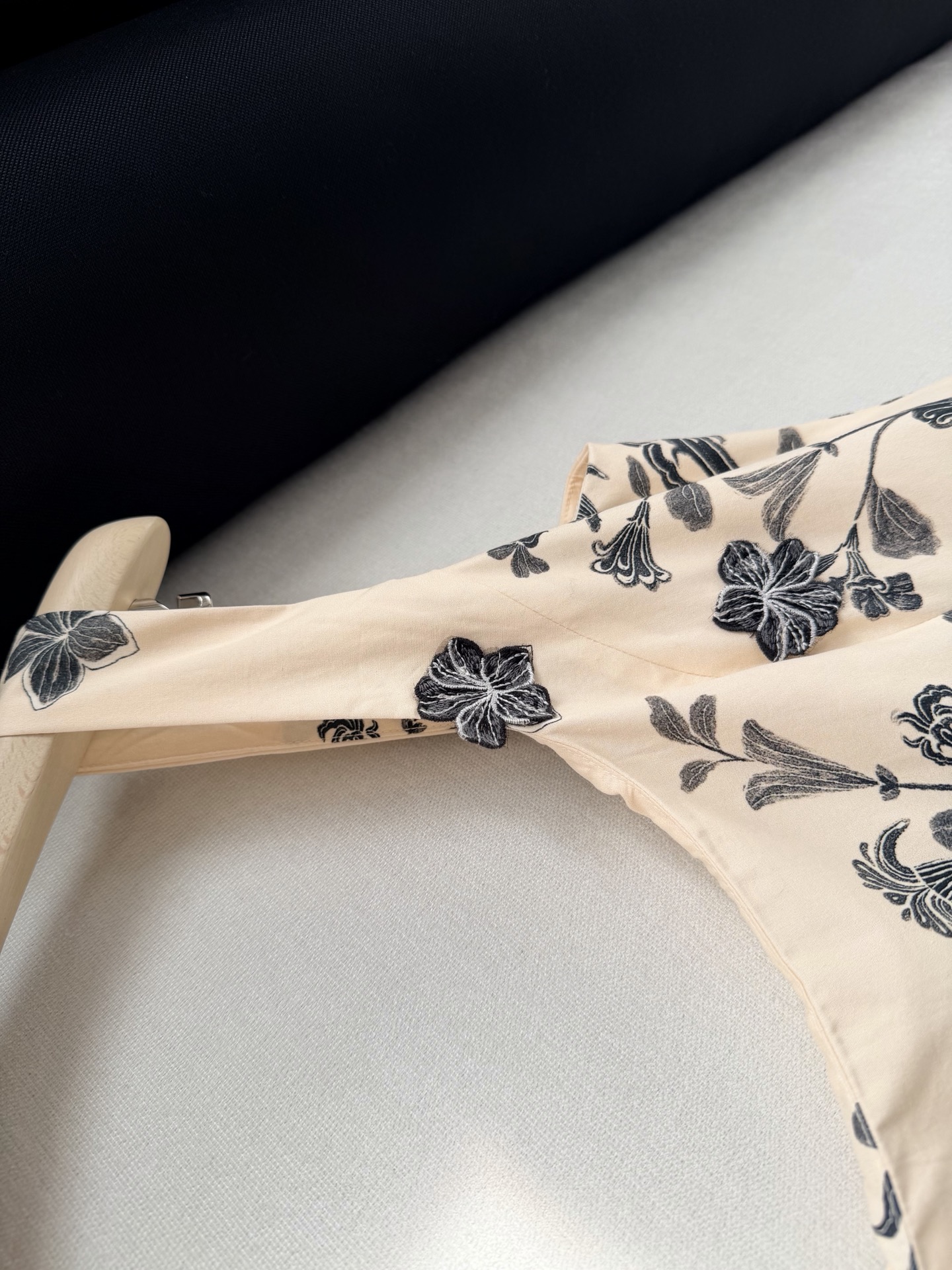 现货‼️‼️🛒款号5/水溶贴花连衣裙✨定位印花+定位水溶刺绣贴花，非常有层次、定位定点，不需要过多繁冗的