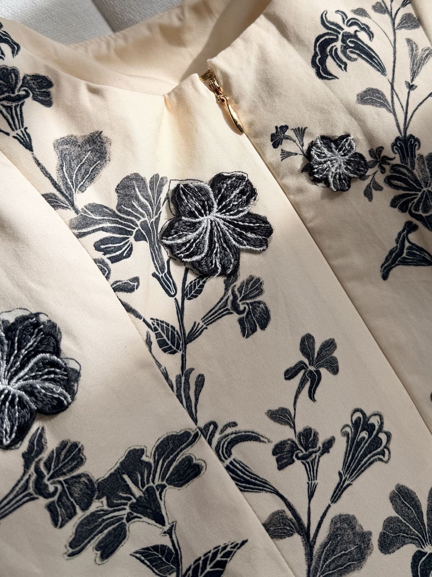 现货‼️‼️🛒款号5/水溶贴花连衣裙✨定位印花+定位水溶刺绣贴花，非常有层次、定位定点，不需要过多繁冗的