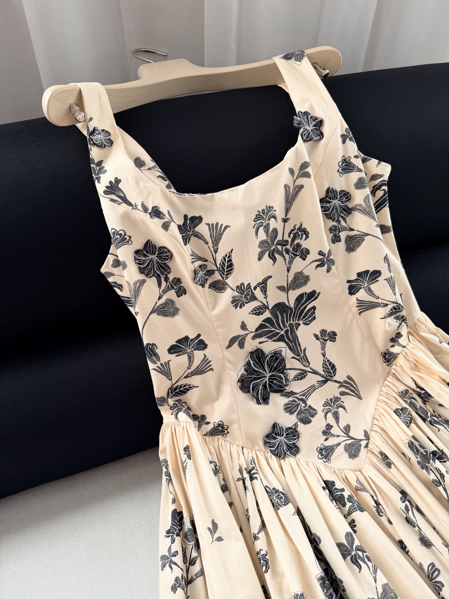 现货‼️‼️🛒款号5/水溶贴花连衣裙✨定位印花+定位水溶刺绣贴花，非常有层次、定位定点，不需要过多繁冗的