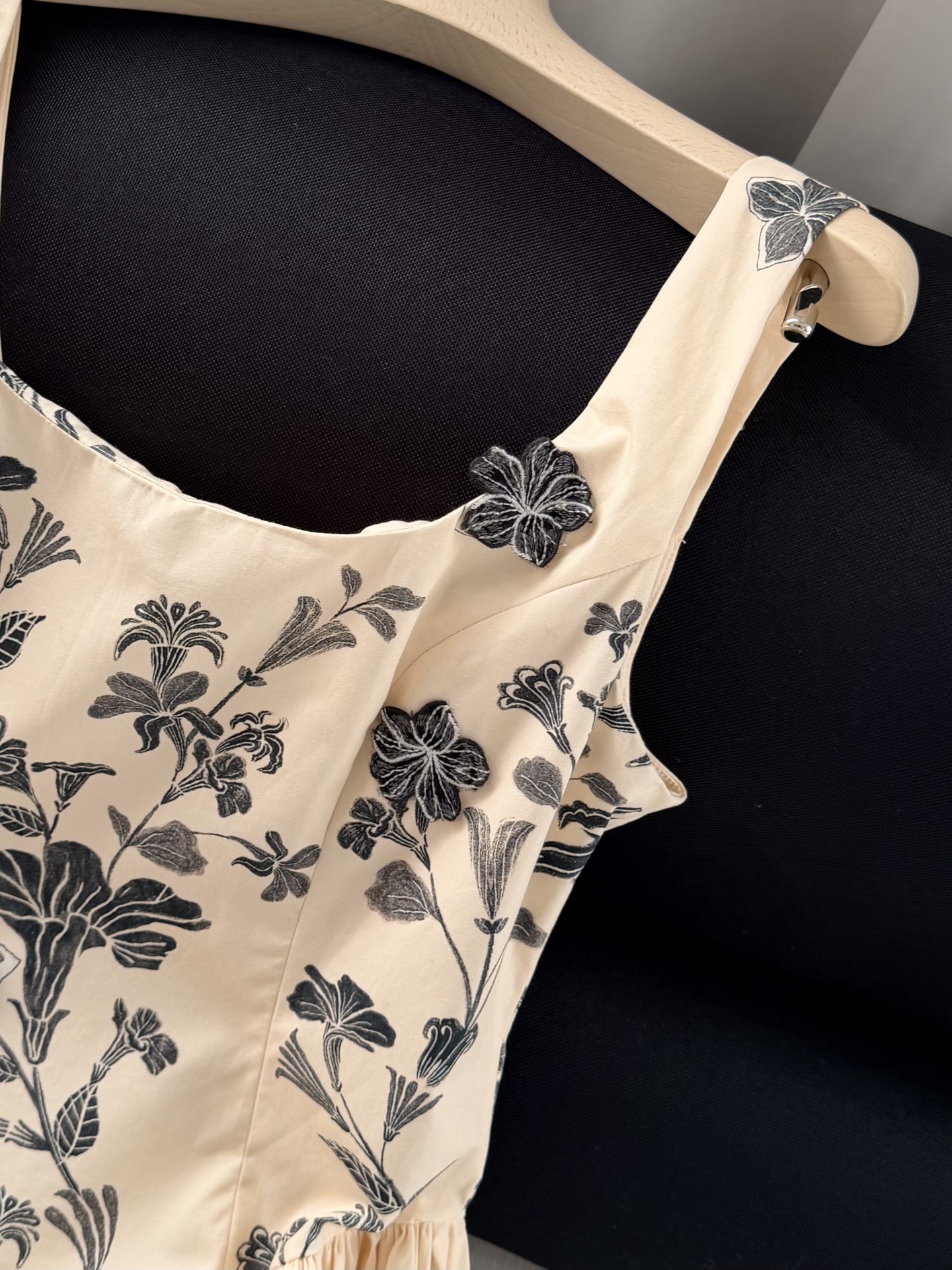 现货‼️‼️🛒款号5/水溶贴花连衣裙✨定位印花+定位水溶刺绣贴花，非常有层次、定位定点，不需要过多繁冗的