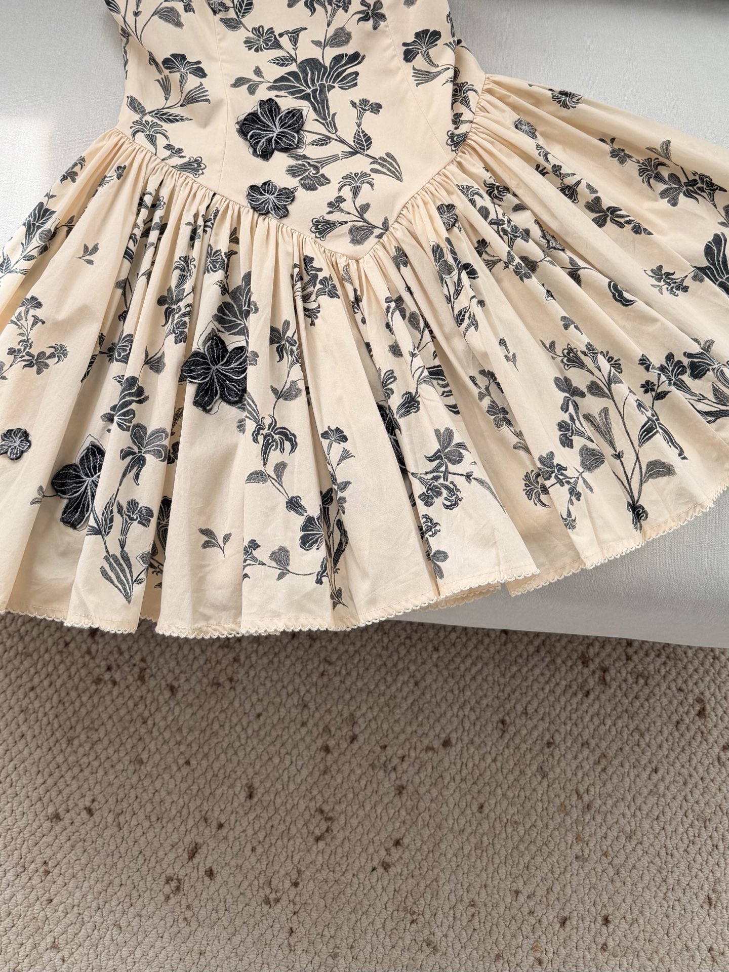 现货‼️‼️🛒款号5/水溶贴花连衣裙✨定位印花+定位水溶刺绣贴花，非常有层次、定位定点，不需要过多繁冗的