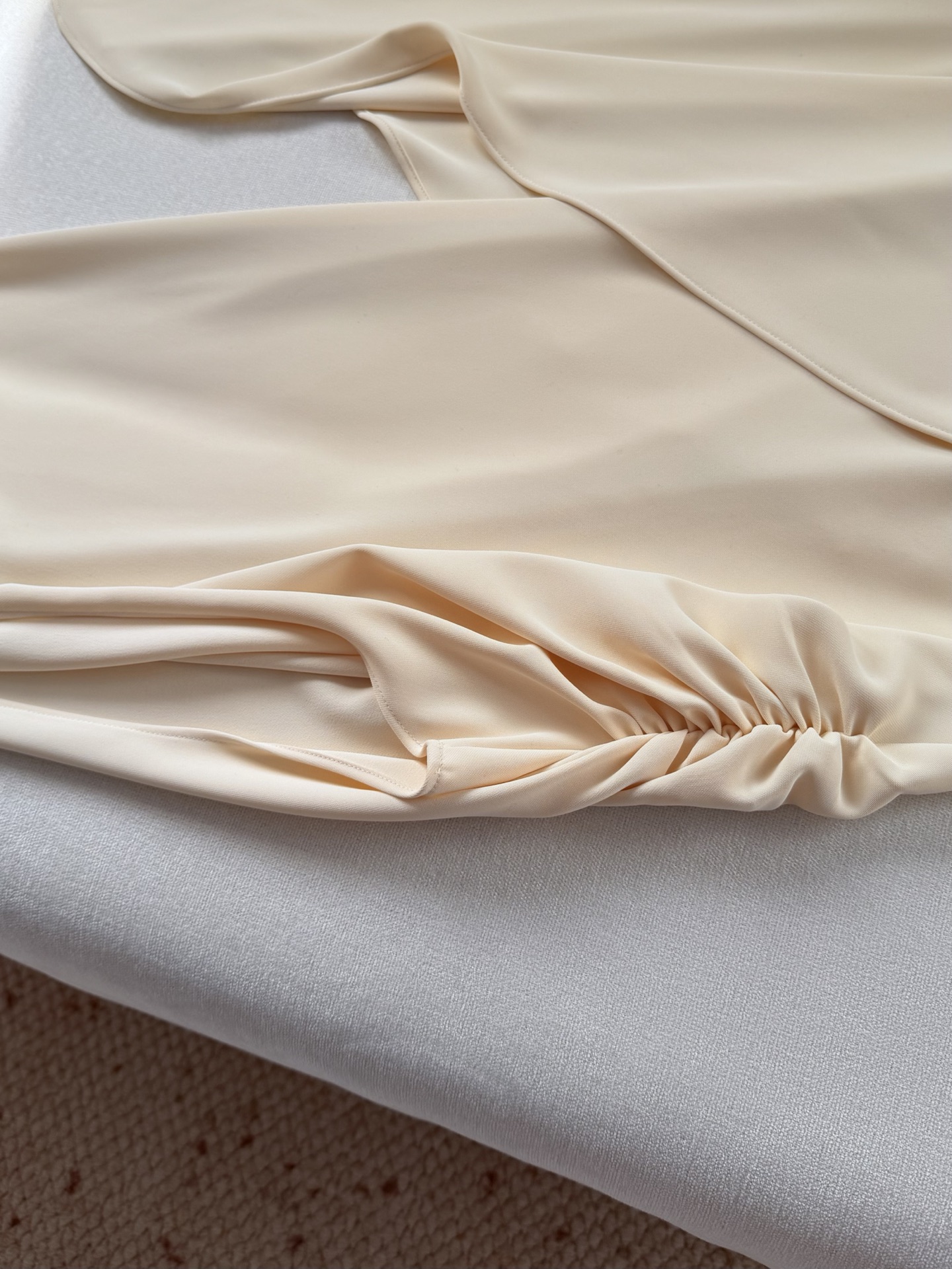 现货‼️‼️🛒款号L2519/披肩领不规则半高领长款斜摆上衣衬衫✨粘胶纤维材质，采用斜肩垂坠披肩不对称设