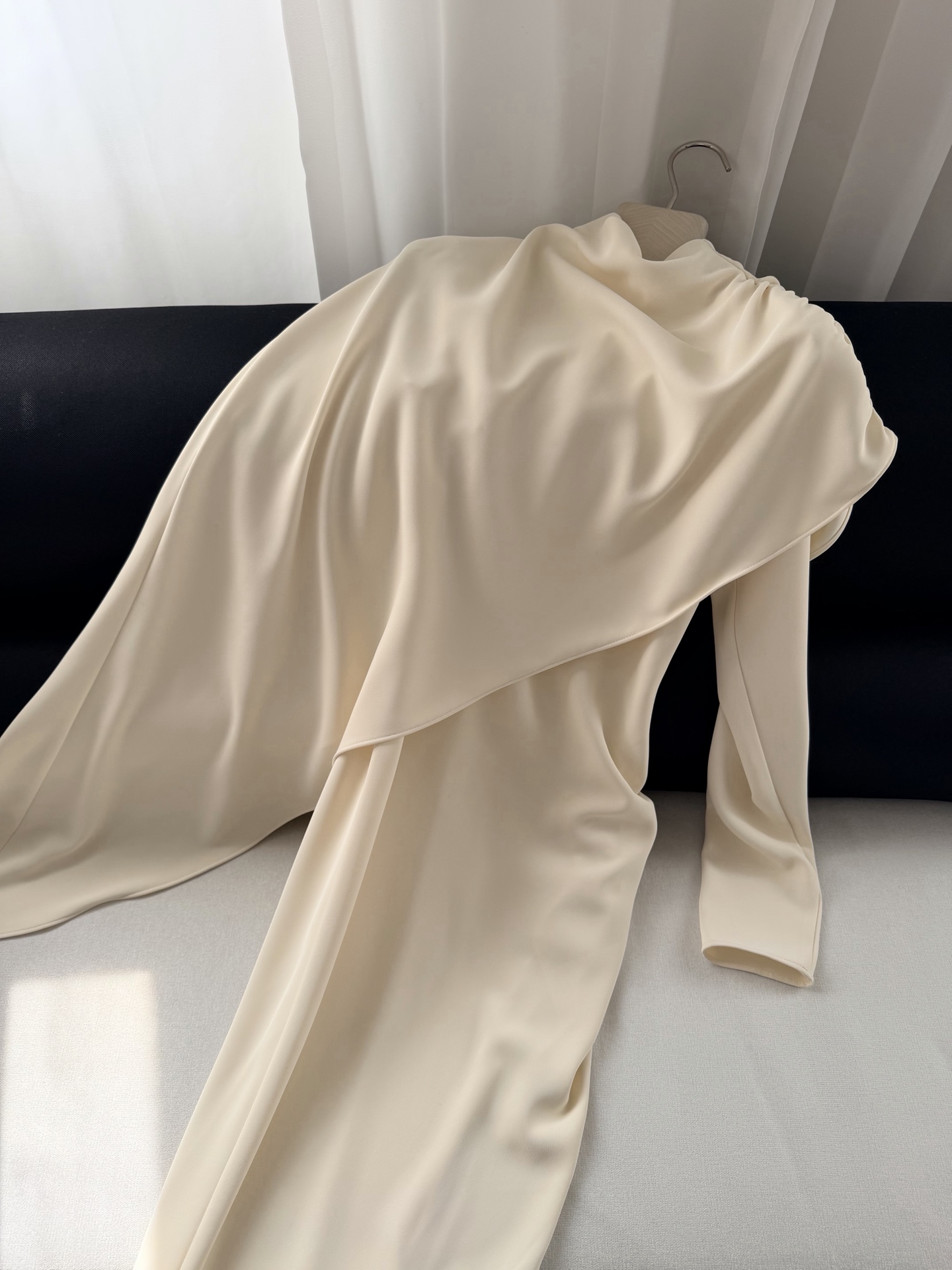 现货‼️‼️🛒款号L2519/披肩领不规则半高领长款斜摆上衣衬衫✨粘胶纤维材质，采用斜肩垂坠披肩不对称设