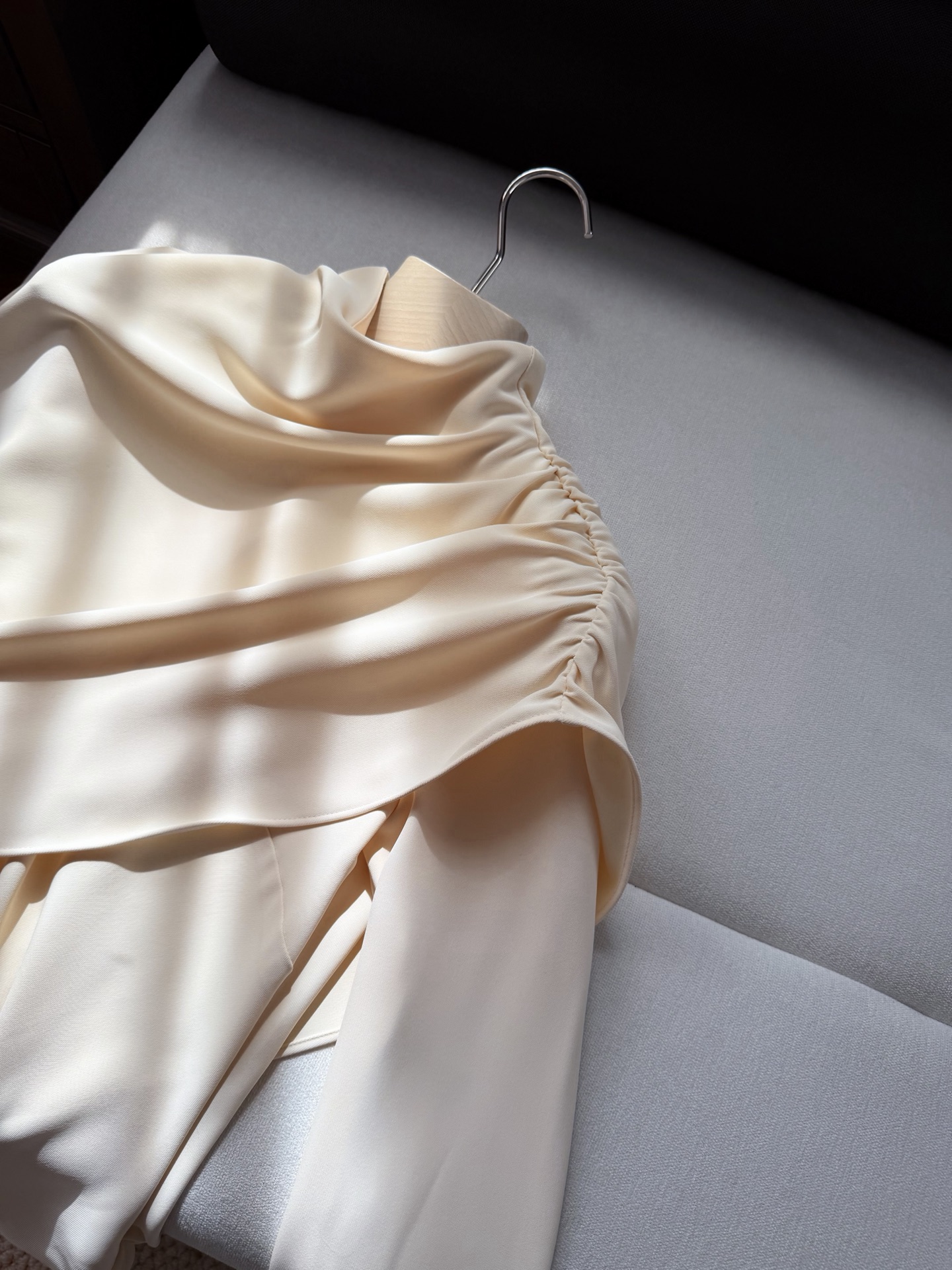 现货‼️‼️🛒款号L2519/披肩领不规则半高领长款斜摆上衣衬衫✨粘胶纤维材质，采用斜肩垂坠披肩不对称设