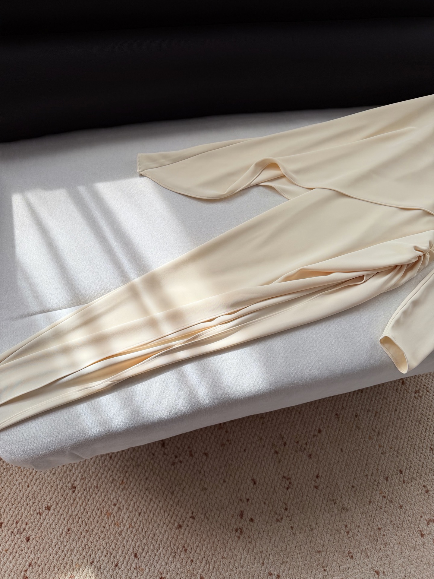 现货‼️‼️🛒款号L2519/披肩领不规则半高领长款斜摆上衣衬衫✨粘胶纤维材质，采用斜肩垂坠披肩不对称设