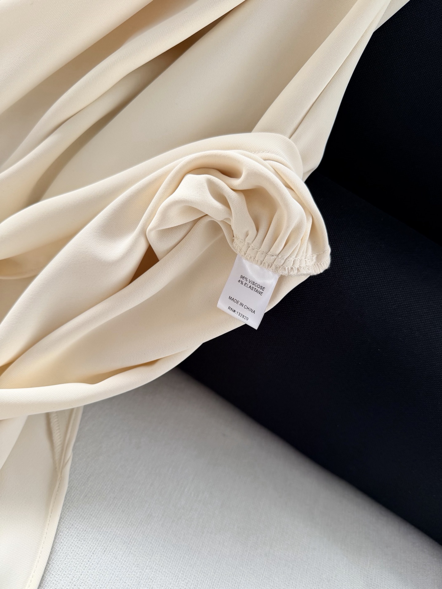 现货‼️‼️🛒款号L2519/披肩领不规则半高领长款斜摆上衣衬衫✨粘胶纤维材质，采用斜肩垂坠披肩不对称设