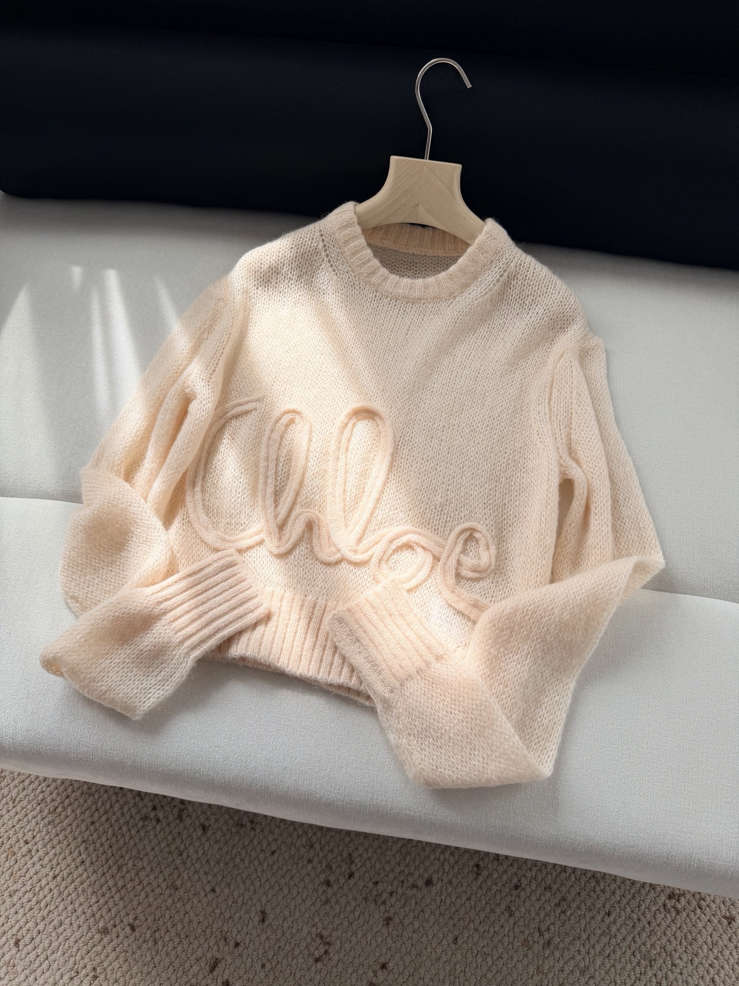 现货‼️‼️🛒款号80/刺绣盘花毛衣✨轻体感羊驼毛真丝混纺针织衫上衣，每种纱线都有自己的不同属性，自带蓬