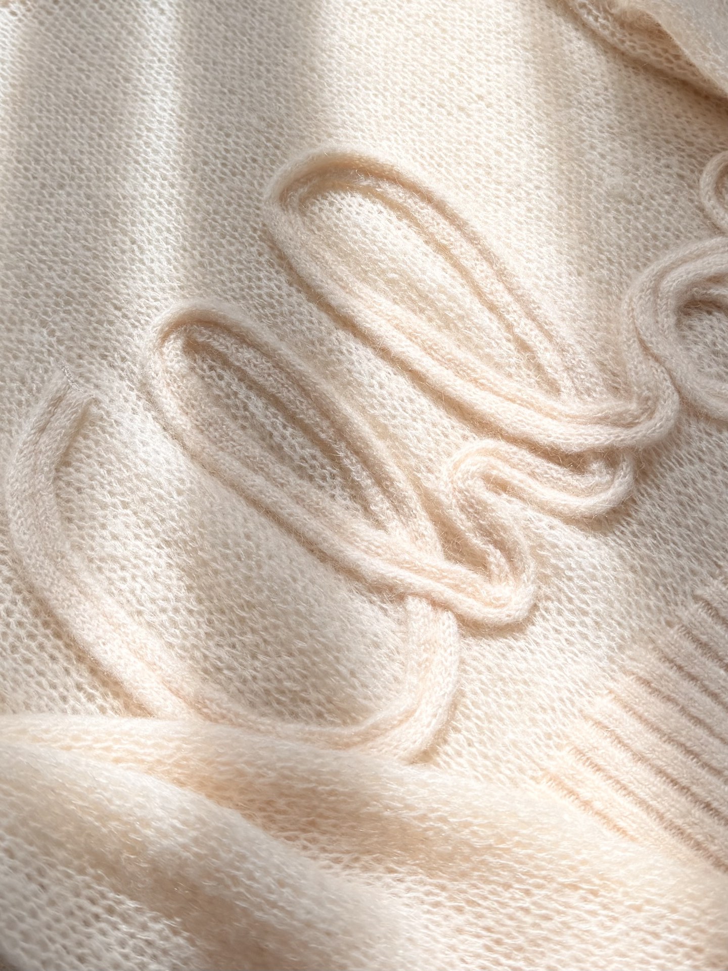 现货‼️‼️🛒款号80/刺绣盘花毛衣✨轻体感羊驼毛真丝混纺针织衫上衣，每种纱线都有自己的不同属性，自带蓬