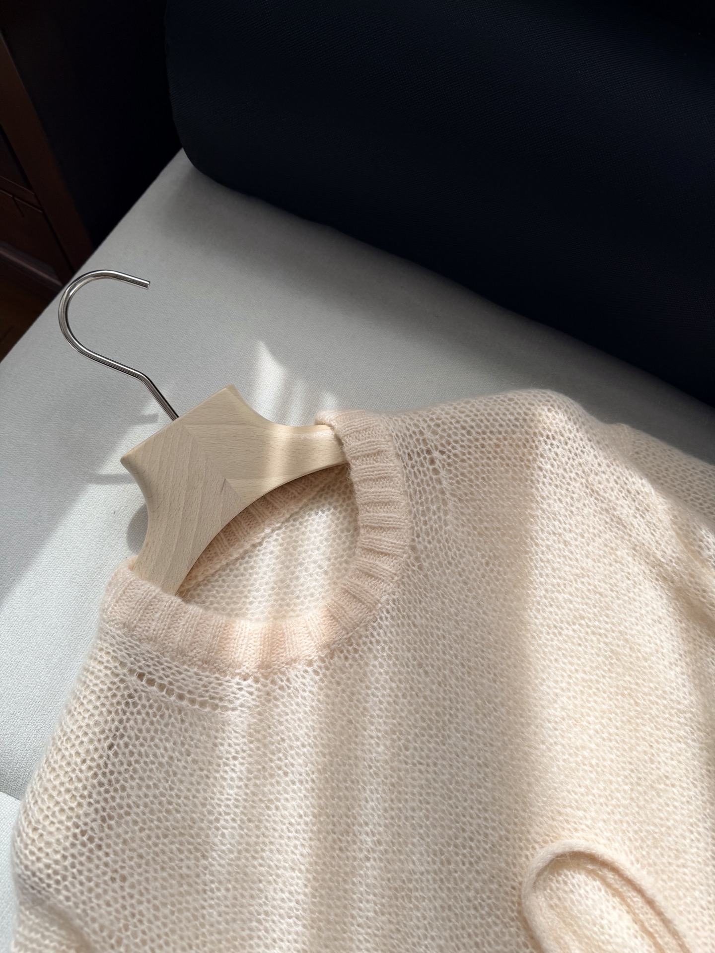 现货‼️‼️🛒款号80/刺绣盘花毛衣✨轻体感羊驼毛真丝混纺针织衫上衣，每种纱线都有自己的不同属性，自带蓬