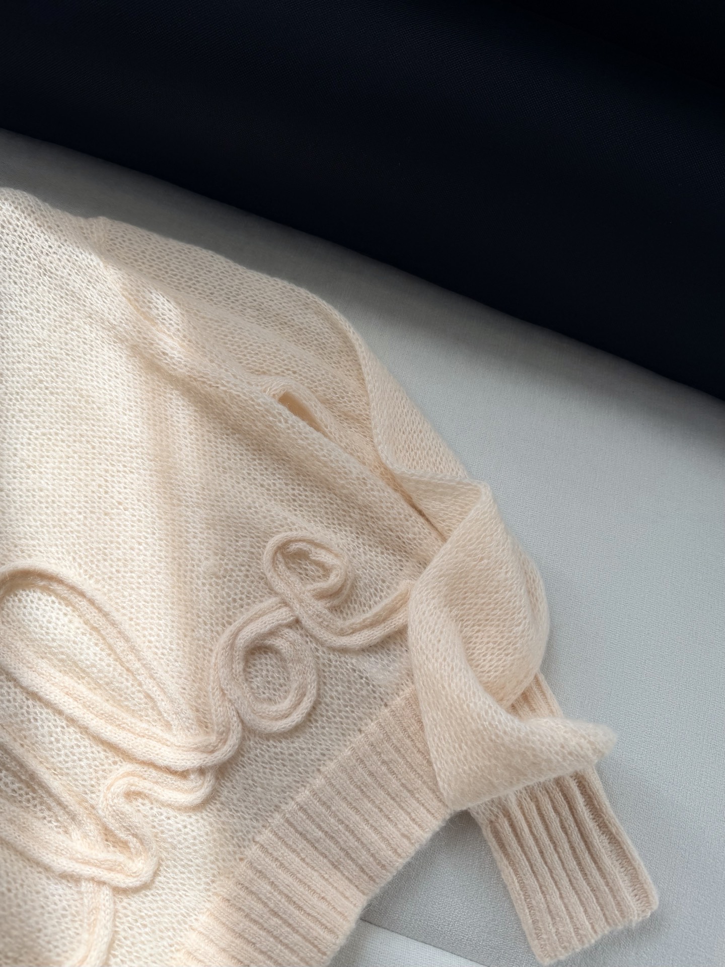 现货‼️‼️🛒款号80/刺绣盘花毛衣✨轻体感羊驼毛真丝混纺针织衫上衣，每种纱线都有自己的不同属性，自带蓬