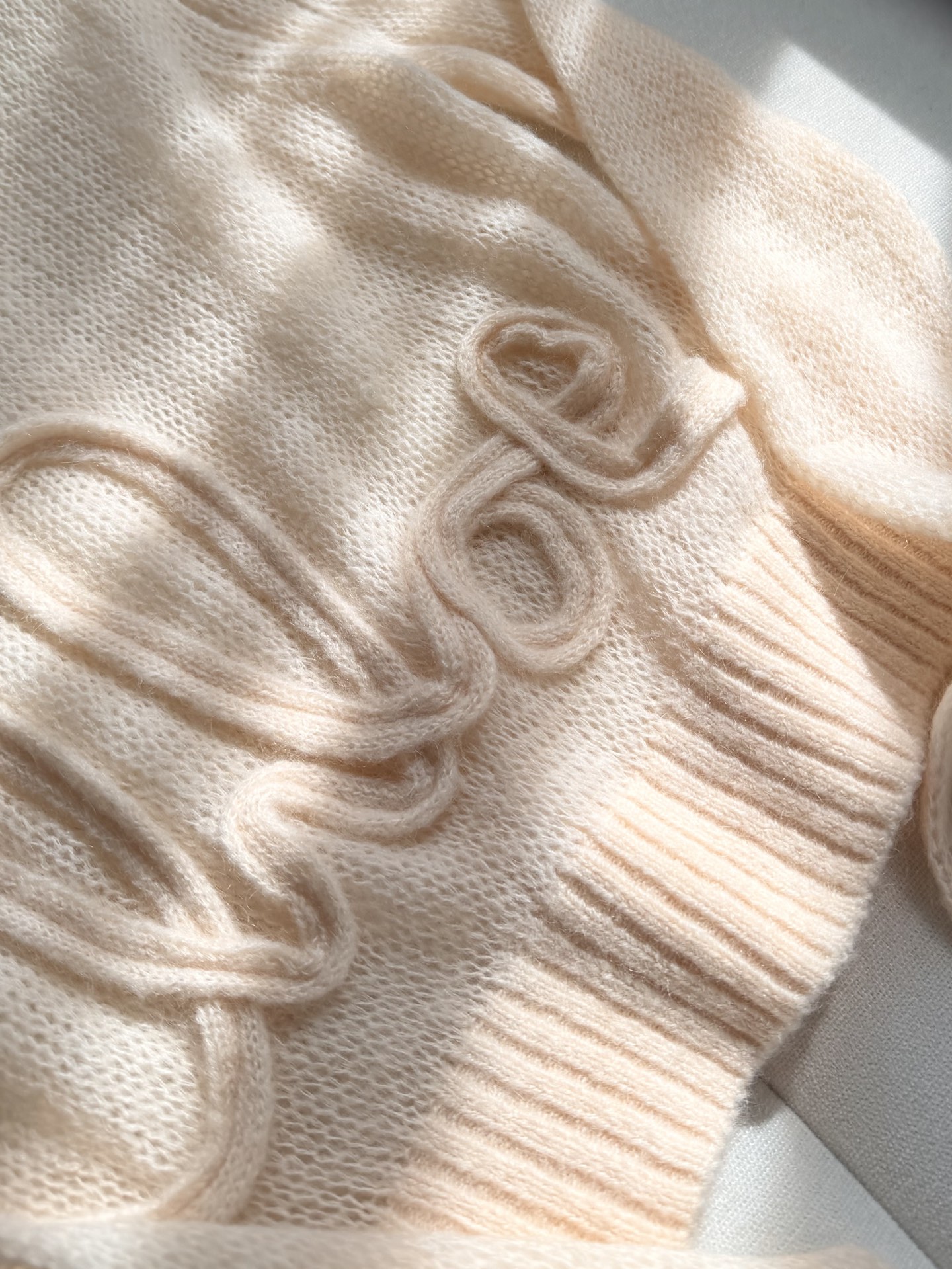 现货‼️‼️🛒款号80/刺绣盘花毛衣✨轻体感羊驼毛真丝混纺针织衫上衣，每种纱线都有自己的不同属性，自带蓬