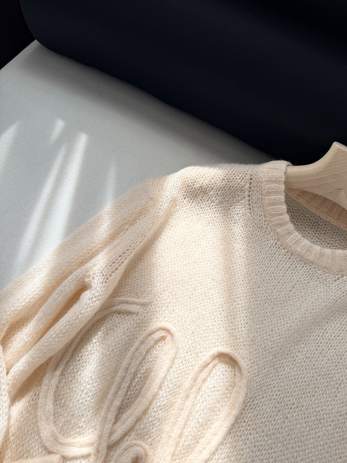 现货‼️‼️🛒款号80/刺绣盘花毛衣✨轻体感羊驼毛真丝混纺针织衫上衣，每种纱线都有自己的不同属性，自带蓬