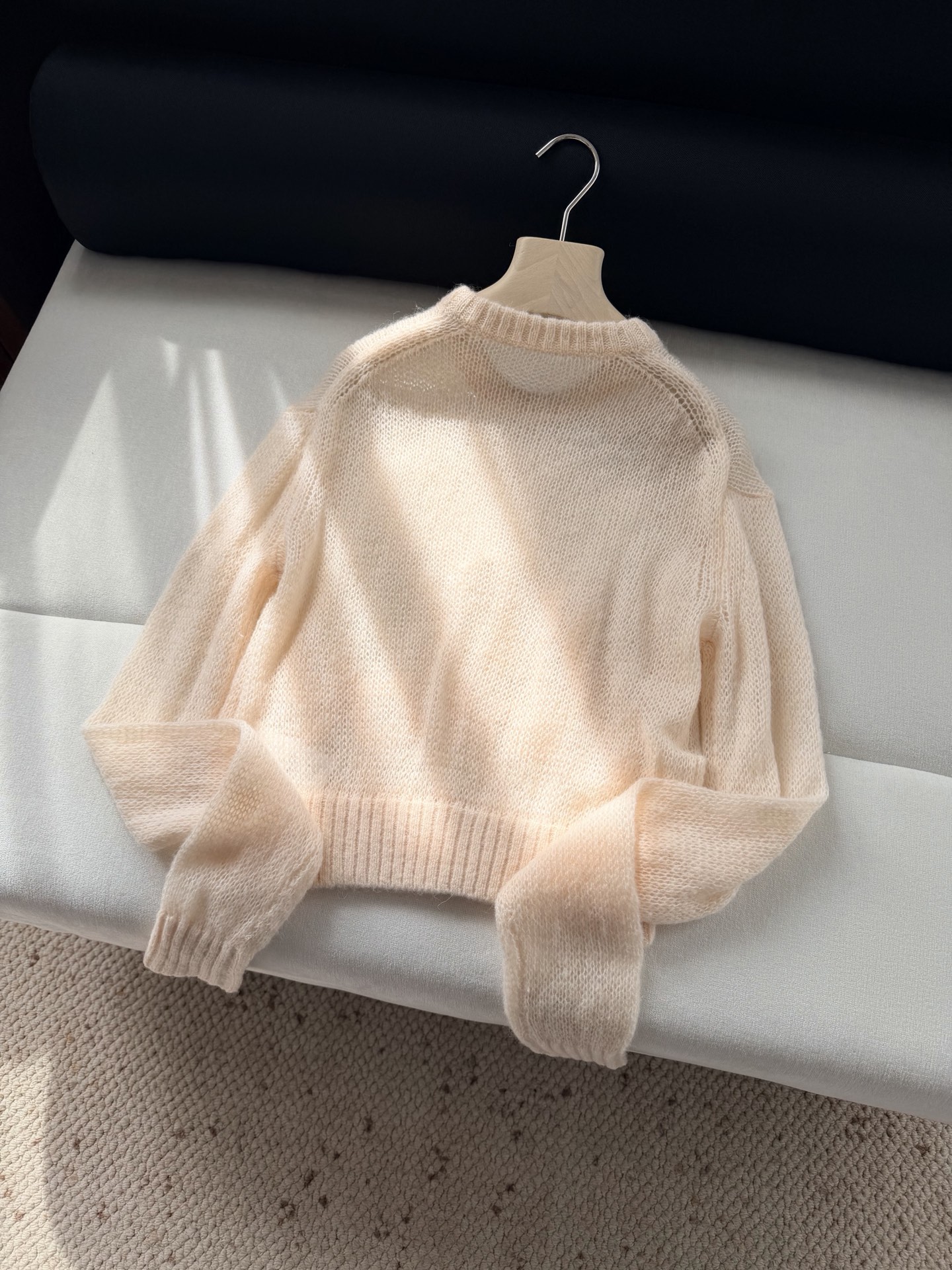 现货‼️‼️🛒款号80/刺绣盘花毛衣✨轻体感羊驼毛真丝混纺针织衫上衣，每种纱线都有自己的不同属性，自带蓬