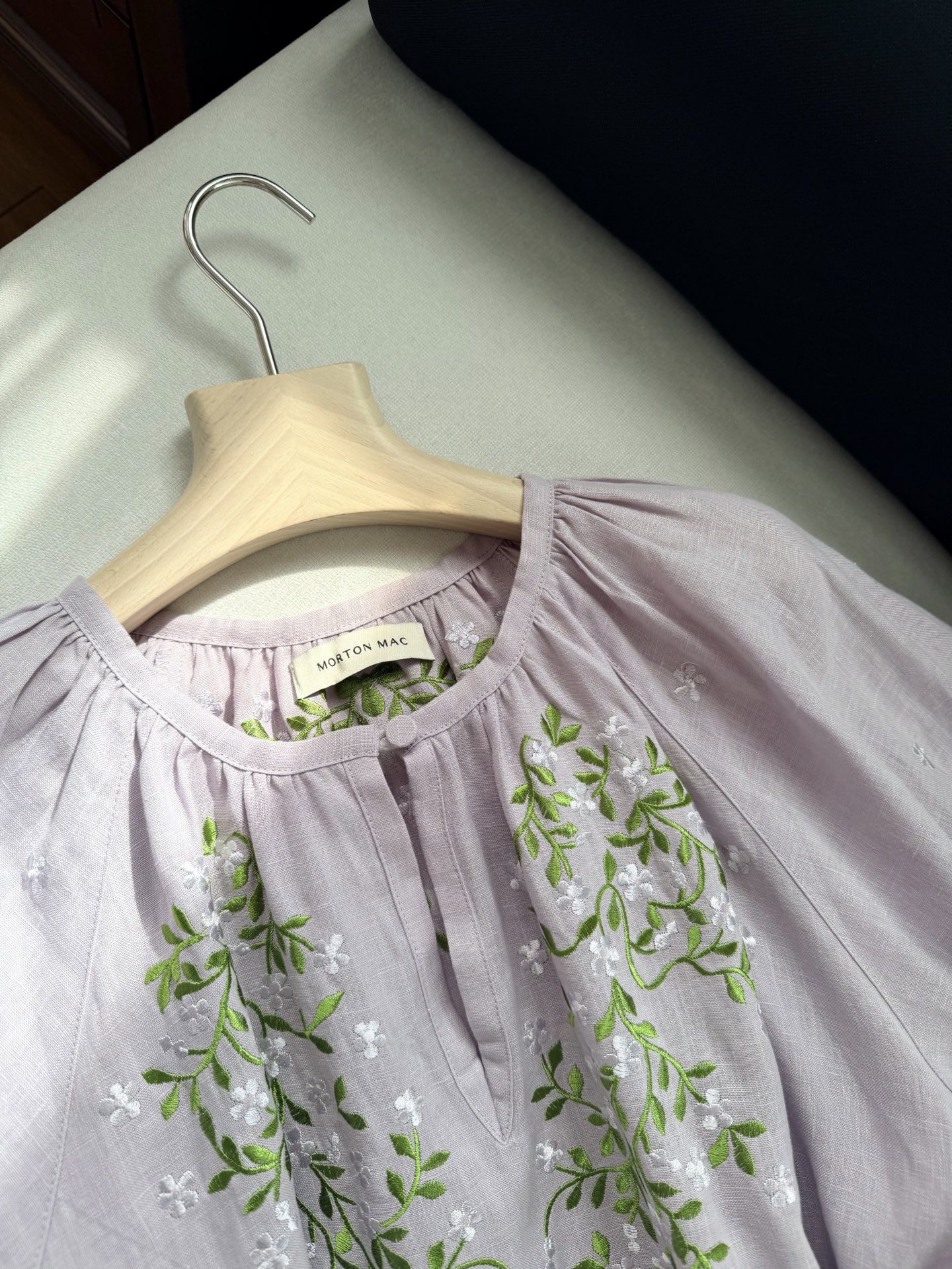 现货‼️‼️🛒款号41/藤蔓刺绣连衣裙✨进口机绣花立体饱满，都不用执着细节，单品一眼就足够出彩，天然亚麻