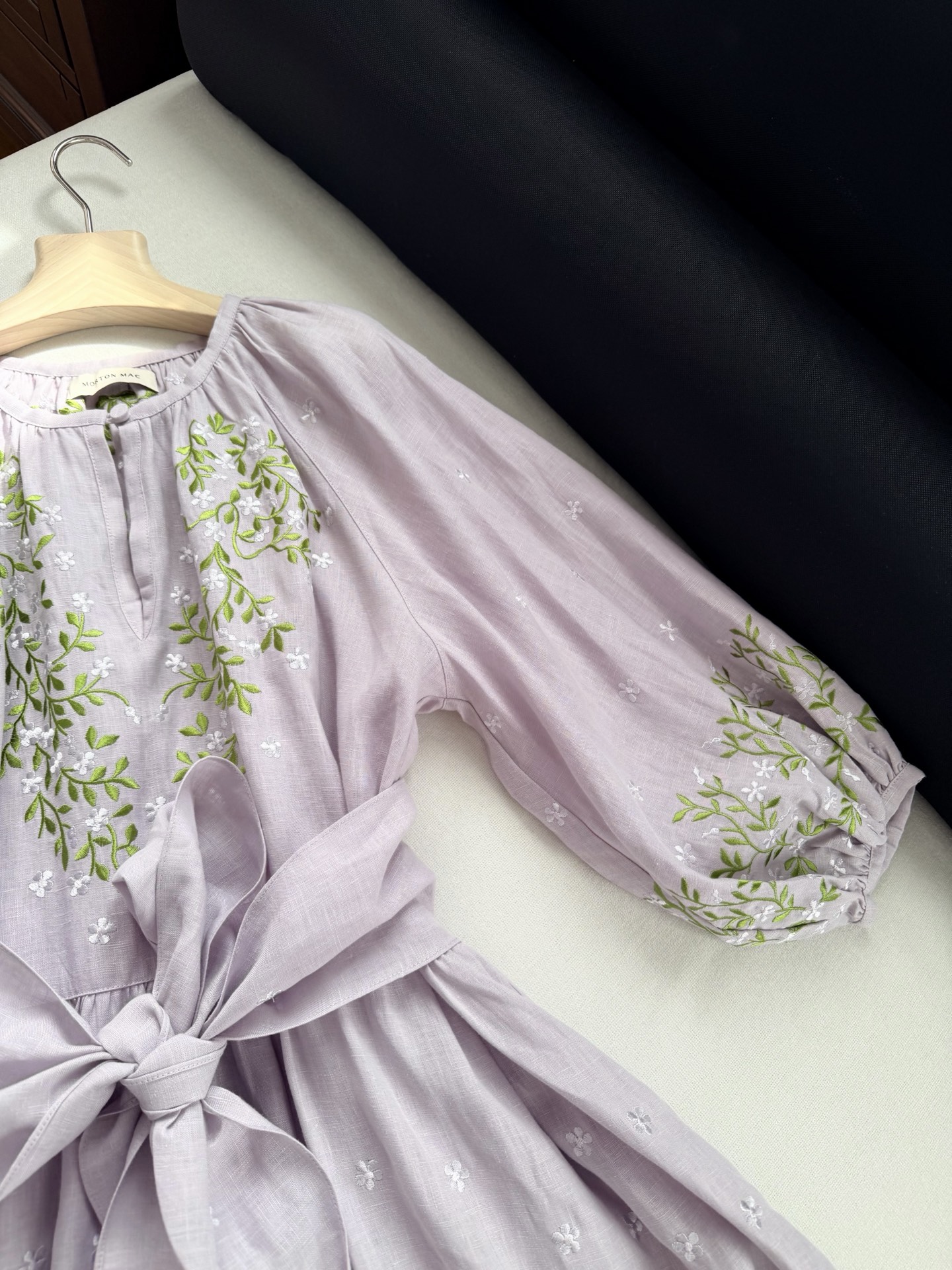 现货‼️‼️🛒款号41/藤蔓刺绣连衣裙✨进口机绣花立体饱满，都不用执着细节，单品一眼就足够出彩，天然亚麻