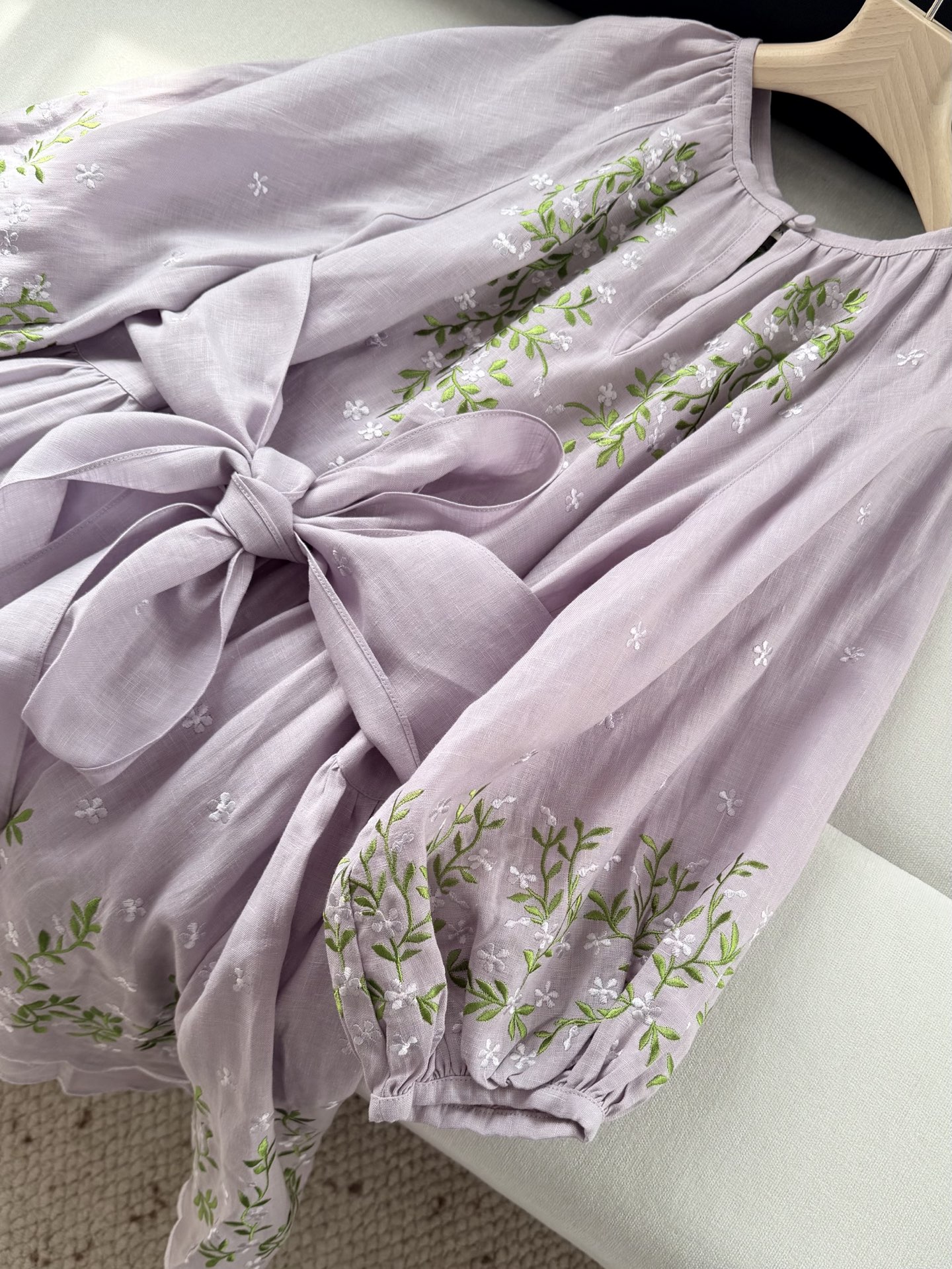 现货‼️‼️🛒款号41/藤蔓刺绣连衣裙✨进口机绣花立体饱满，都不用执着细节，单品一眼就足够出彩，天然亚麻