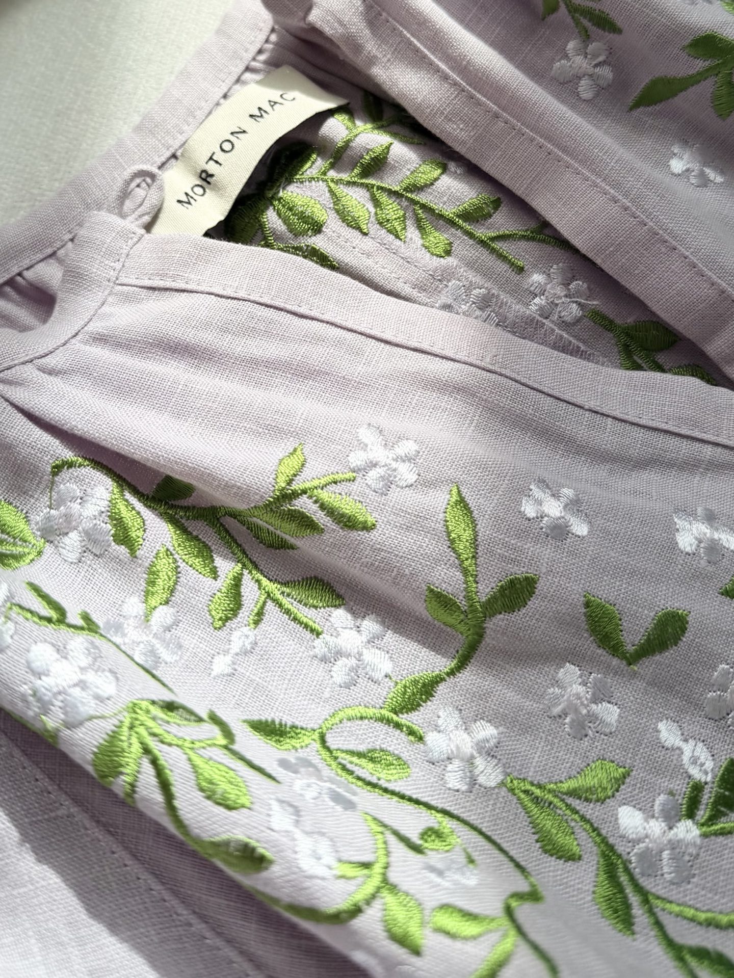 现货‼️‼️🛒款号41/藤蔓刺绣连衣裙✨进口机绣花立体饱满，都不用执着细节，单品一眼就足够出彩，天然亚麻