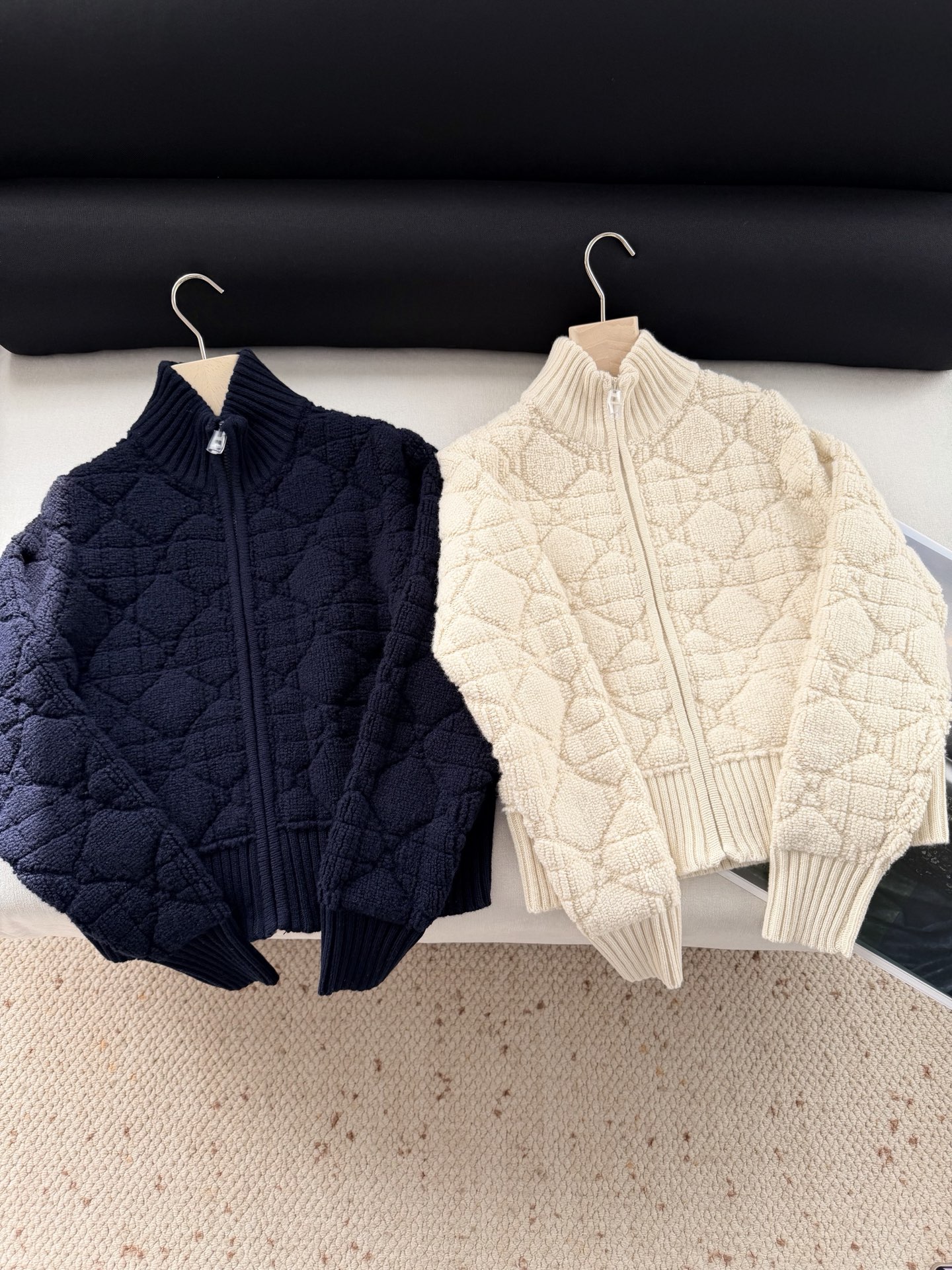 现货‼️‼️🛒款号801/经典藤格纹外套✨立体毛巾绣织造，毛绒紧密厚实，呈现菱形格颗粒感花纹，纹路清晰，