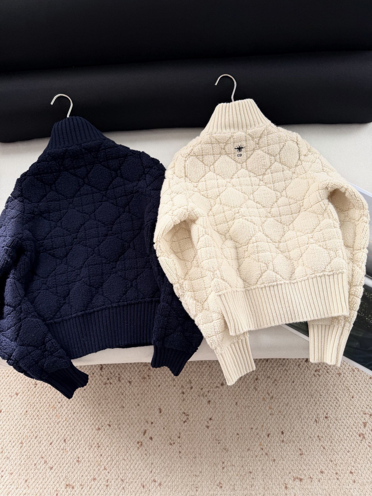 现货‼️‼️🛒款号801/经典藤格纹外套✨立体毛巾绣织造，毛绒紧密厚实，呈现菱形格颗粒感花纹，纹路清晰，