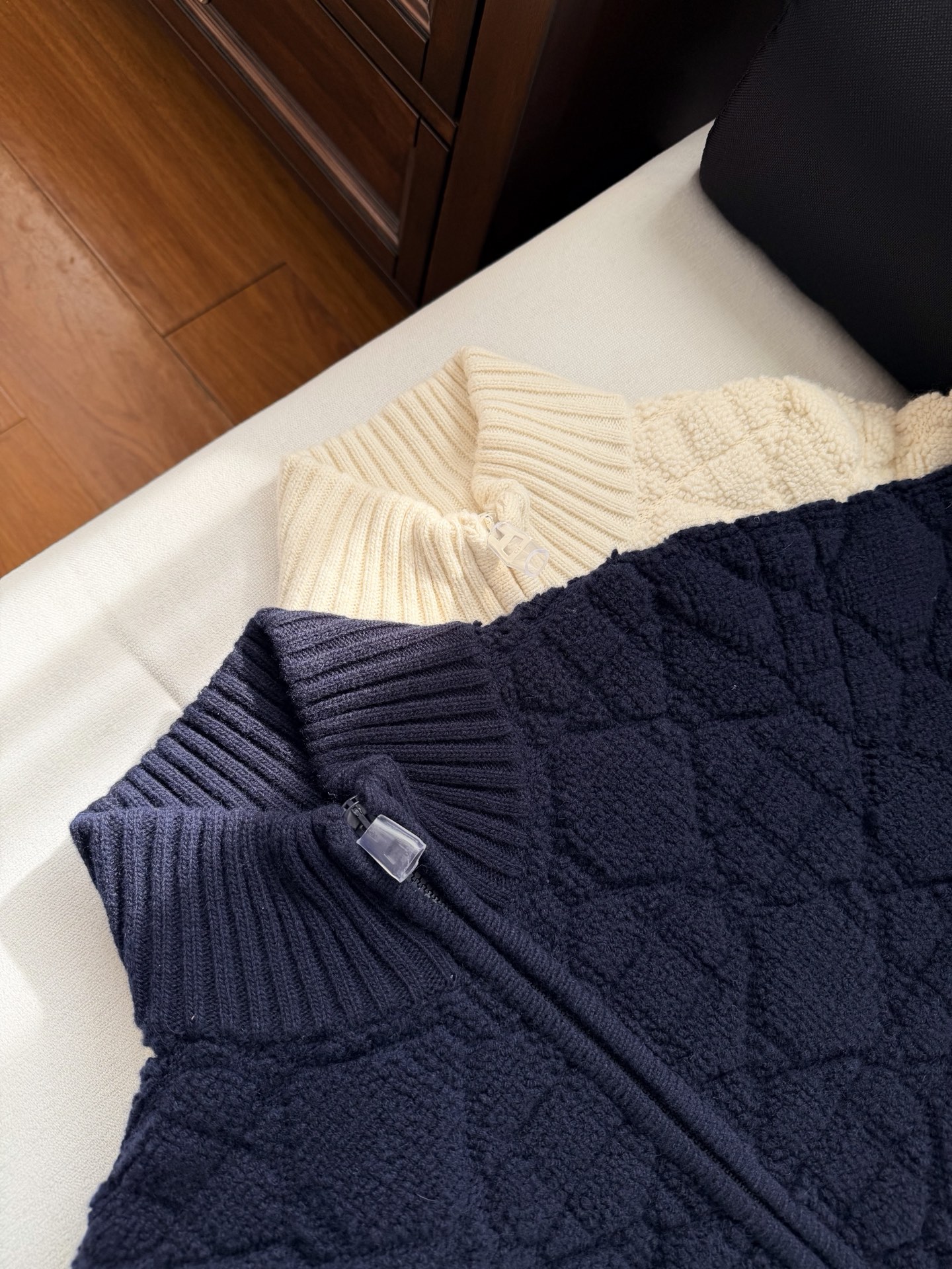 现货‼️‼️🛒款号801/经典藤格纹外套✨立体毛巾绣织造，毛绒紧密厚实，呈现菱形格颗粒感花纹，纹路清晰，