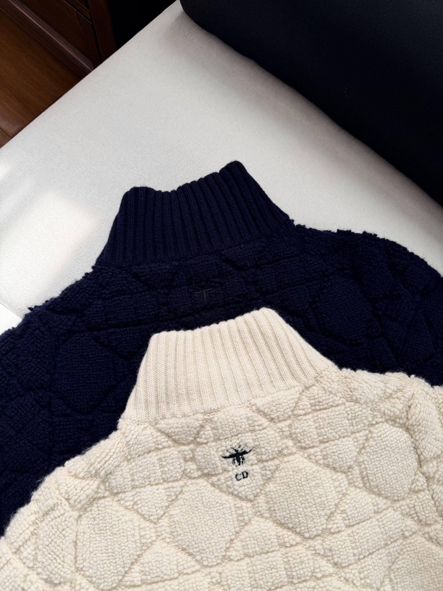 现货‼️‼️🛒款号801/经典藤格纹外套✨立体毛巾绣织造，毛绒紧密厚实，呈现菱形格颗粒感花纹，纹路清晰，