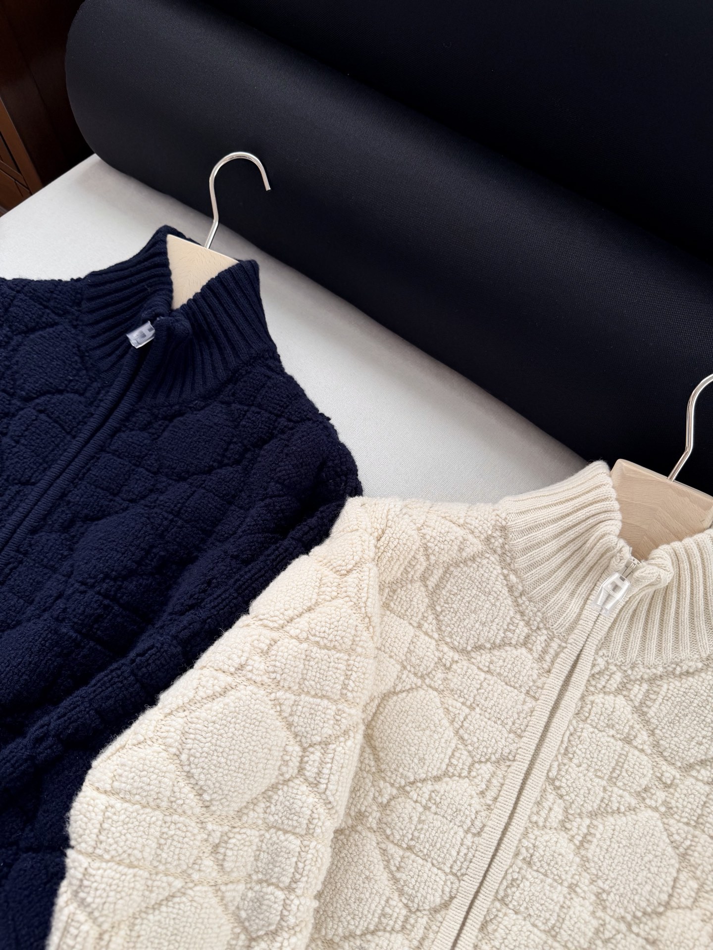 现货‼️‼️🛒款号801/经典藤格纹外套✨立体毛巾绣织造，毛绒紧密厚实，呈现菱形格颗粒感花纹，纹路清晰，