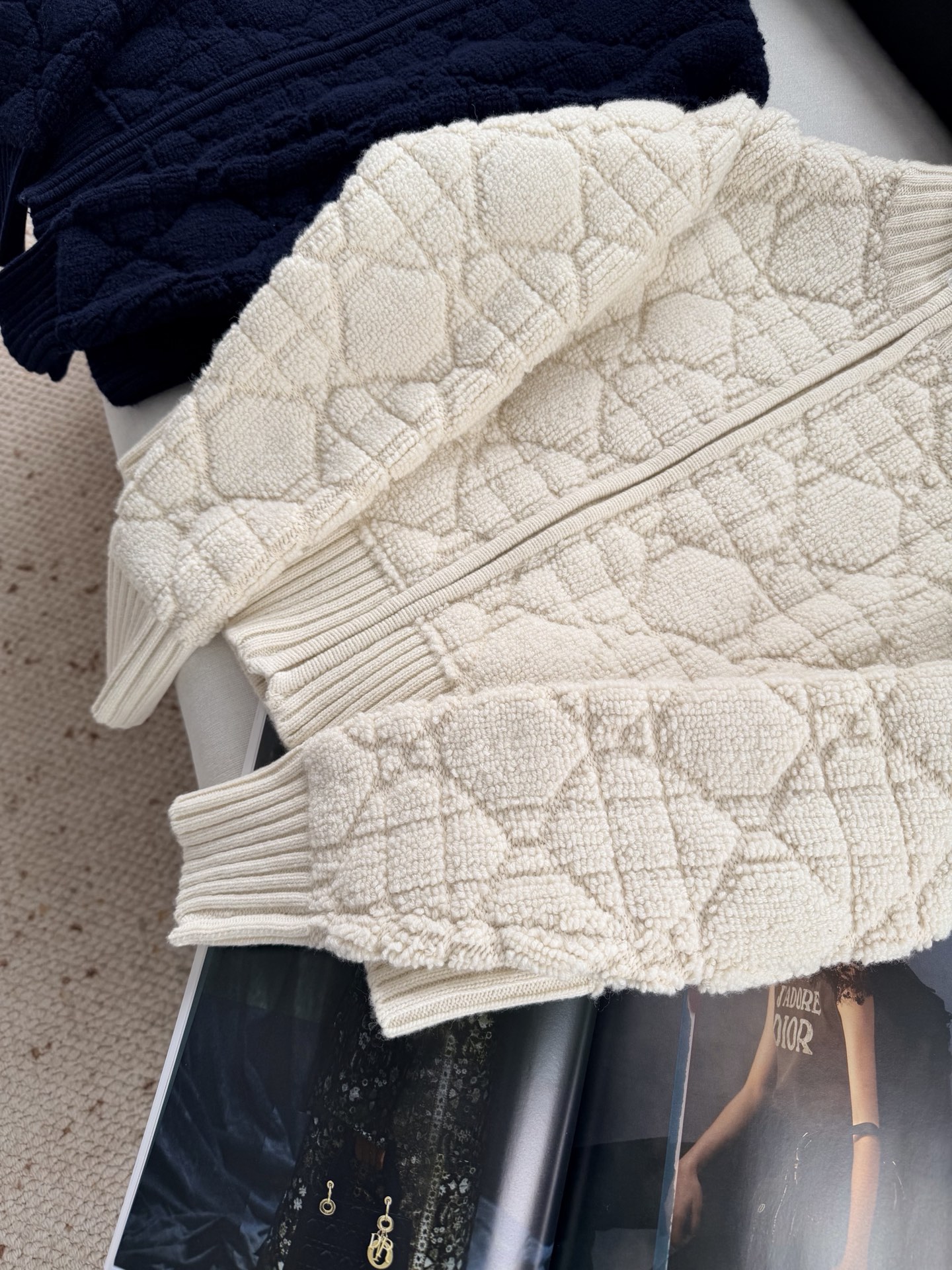 现货‼️‼️🛒款号801/经典藤格纹外套✨立体毛巾绣织造，毛绒紧密厚实，呈现菱形格颗粒感花纹，纹路清晰，