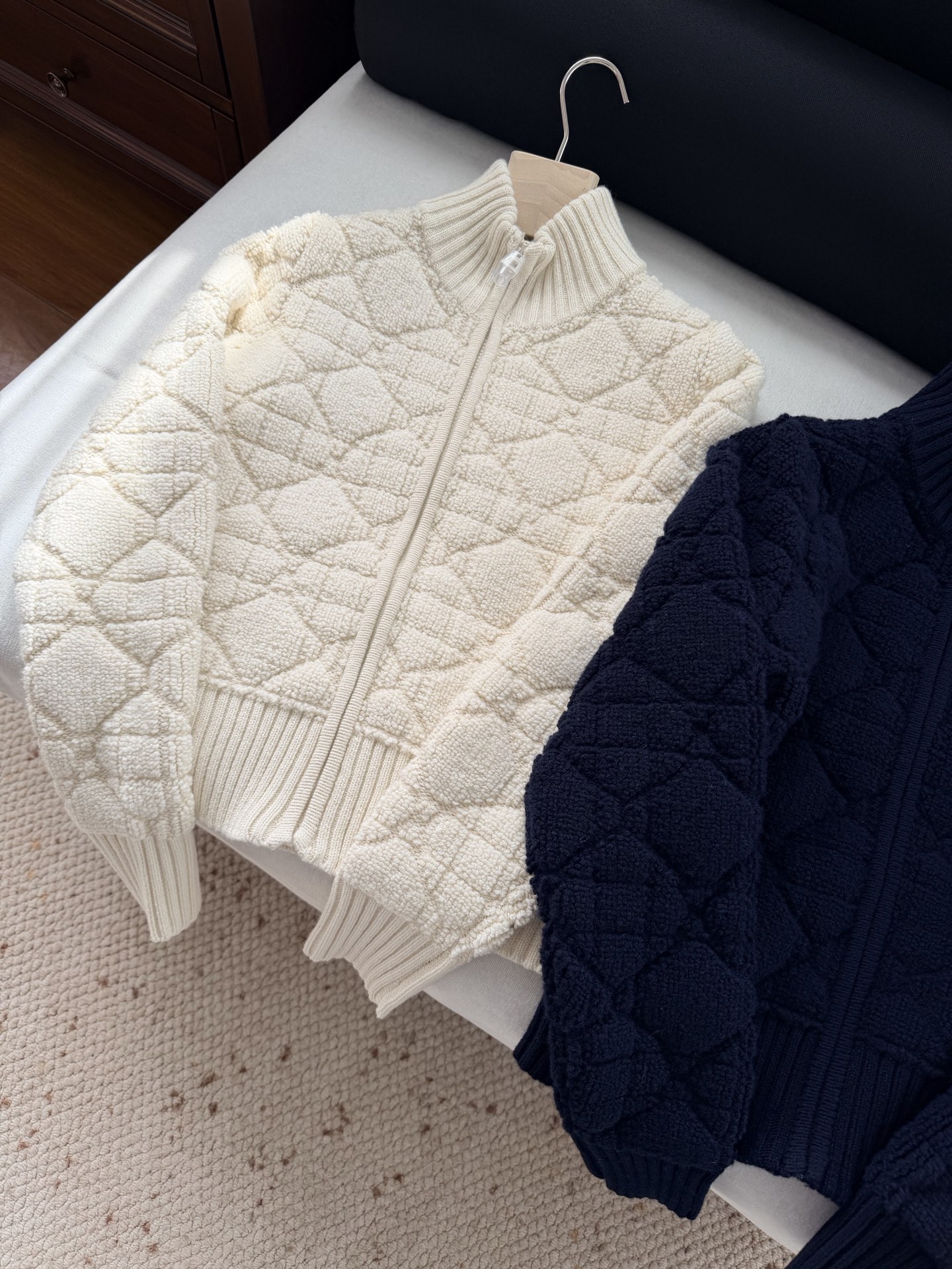 现货‼️‼️🛒款号801/经典藤格纹外套✨立体毛巾绣织造，毛绒紧密厚实，呈现菱形格颗粒感花纹，纹路清晰，