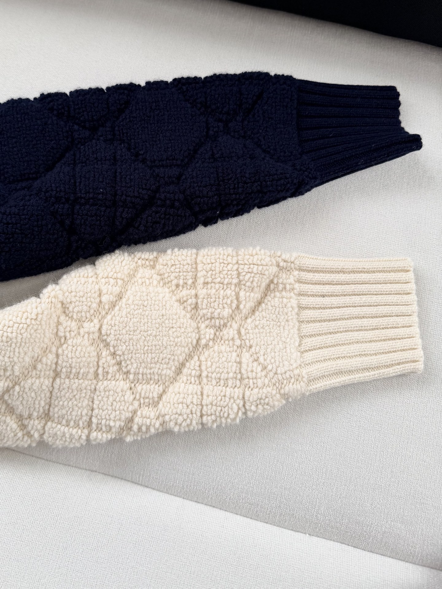 现货‼️‼️🛒款号801/经典藤格纹外套✨立体毛巾绣织造，毛绒紧密厚实，呈现菱形格颗粒感花纹，纹路清晰，