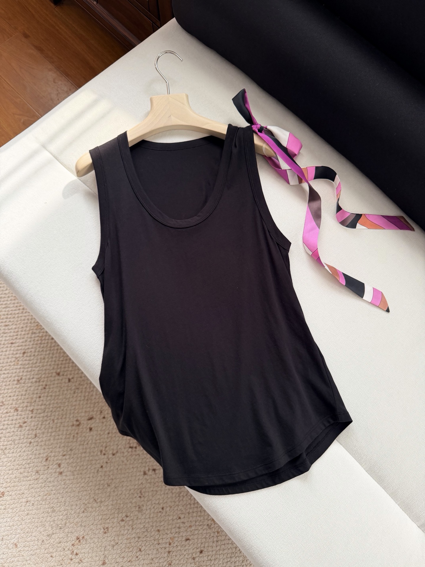 现货‼️‼️🛒款号W25/飘带背心✨100%平纹针织棉质、飘带100%真丝，肩饰有印花真丝胡系带蝴蝶结，