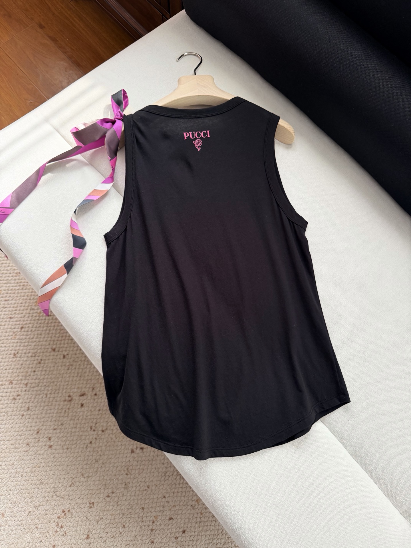 现货‼️‼️🛒款号W25/飘带背心✨100%平纹针织棉质、飘带100%真丝，肩饰有印花真丝胡系带蝴蝶结，