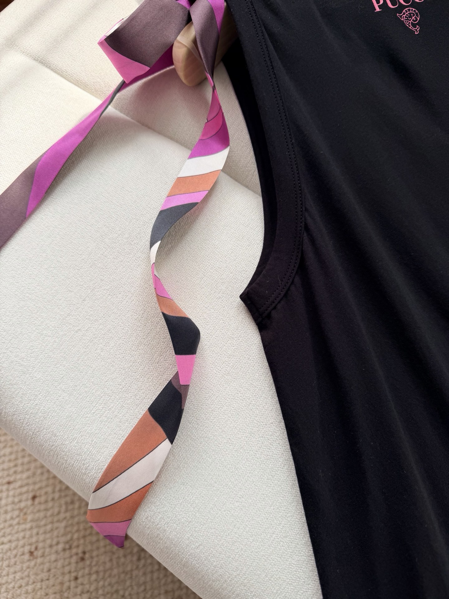 现货‼️‼️🛒款号W25/飘带背心✨100%平纹针织棉质、飘带100%真丝，肩饰有印花真丝胡系带蝴蝶结，