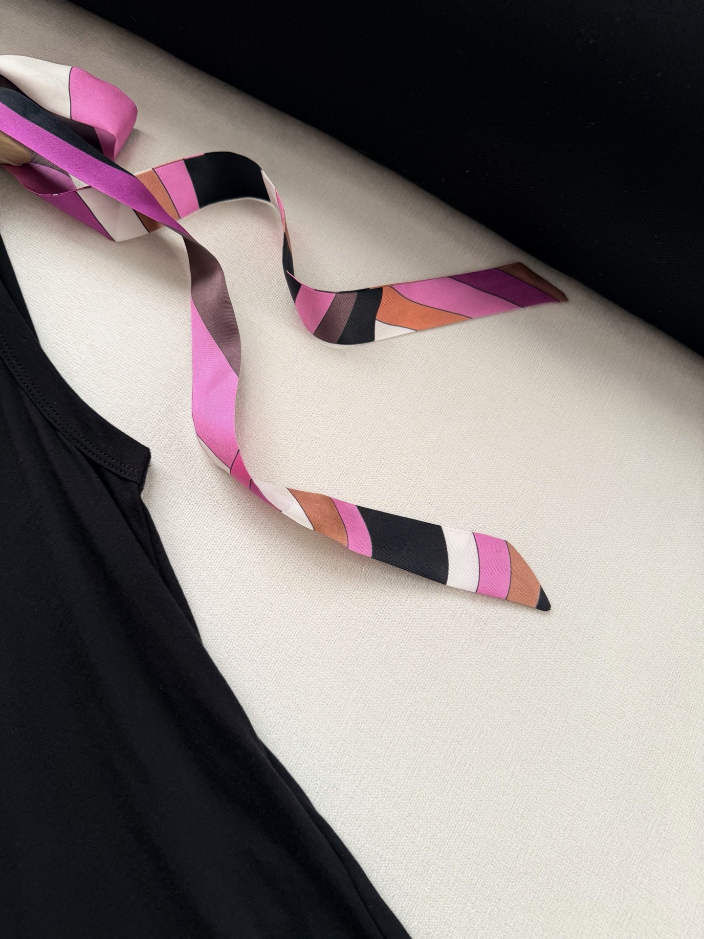 现货‼️‼️🛒款号W25/飘带背心✨100%平纹针织棉质、飘带100%真丝，肩饰有印花真丝胡系带蝴蝶结，