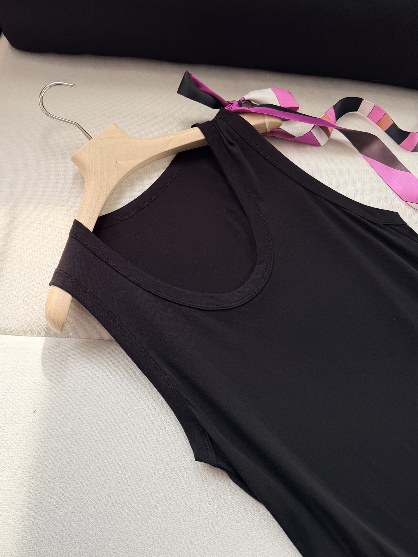 现货‼️‼️🛒款号W25/飘带背心✨100%平纹针织棉质、飘带100%真丝，肩饰有印花真丝胡系带蝴蝶结，