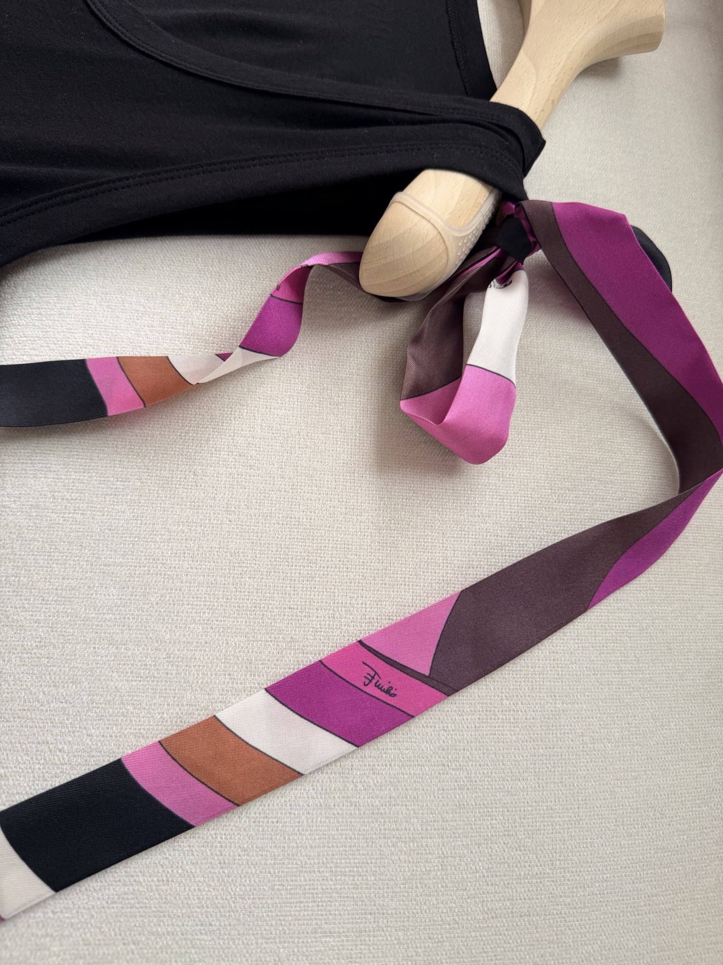 现货‼️‼️🛒款号W25/飘带背心✨100%平纹针织棉质、飘带100%真丝，肩饰有印花真丝胡系带蝴蝶结，