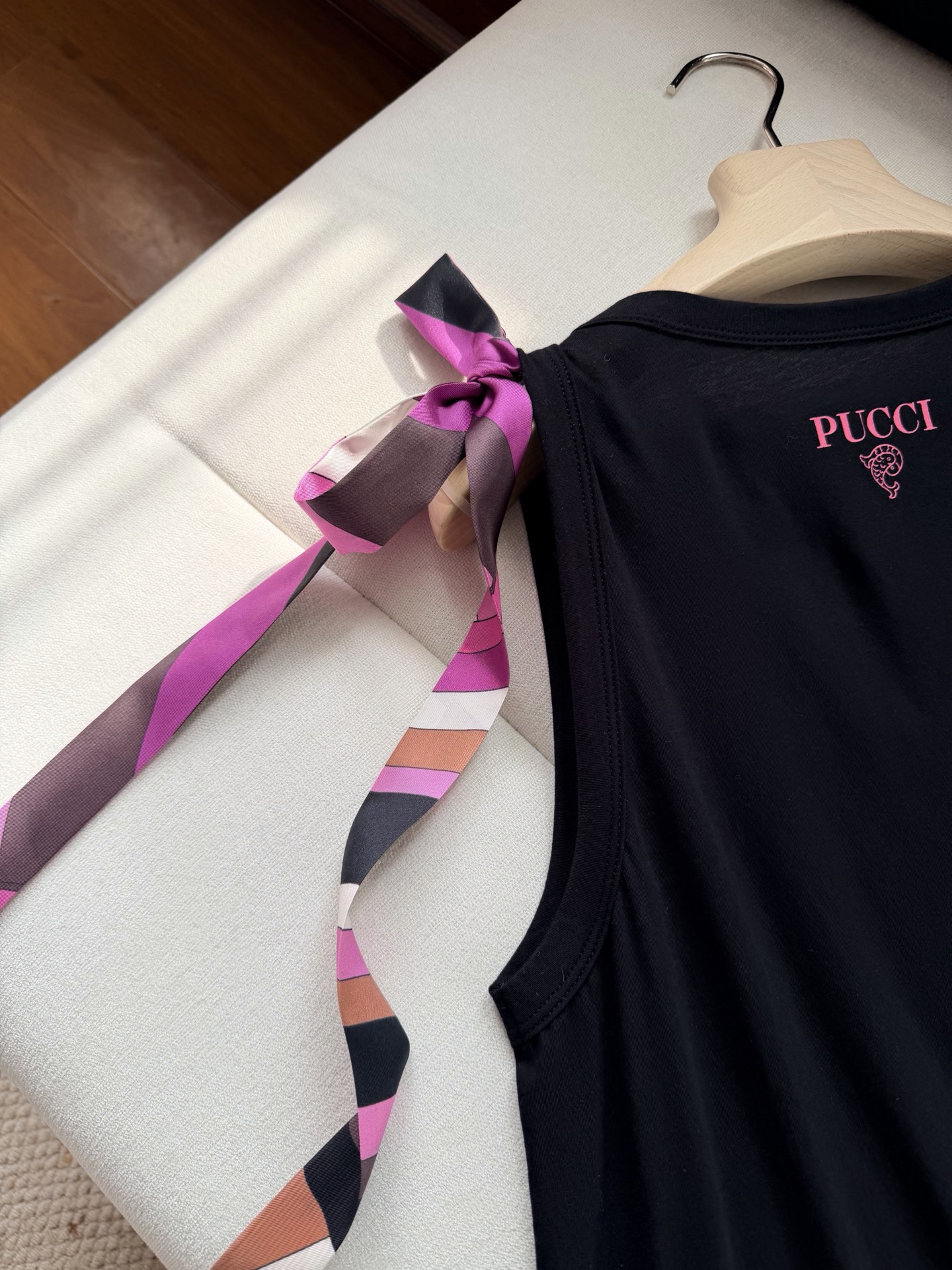 现货‼️‼️🛒款号W25/飘带背心✨100%平纹针织棉质、飘带100%真丝，肩饰有印花真丝胡系带蝴蝶结，