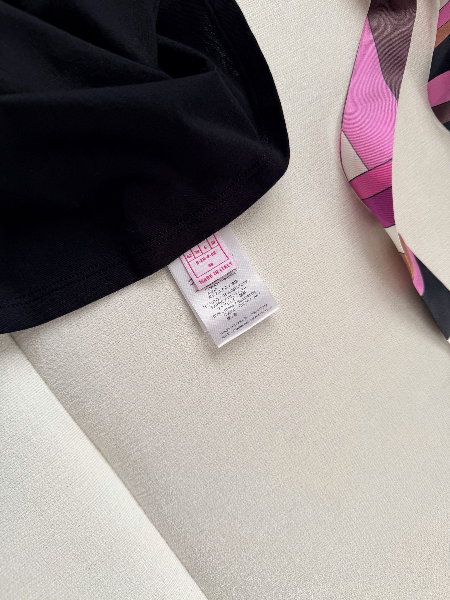 现货‼️‼️🛒款号W25/飘带背心✨100%平纹针织棉质、飘带100%真丝，肩饰有印花真丝胡系带蝴蝶结，