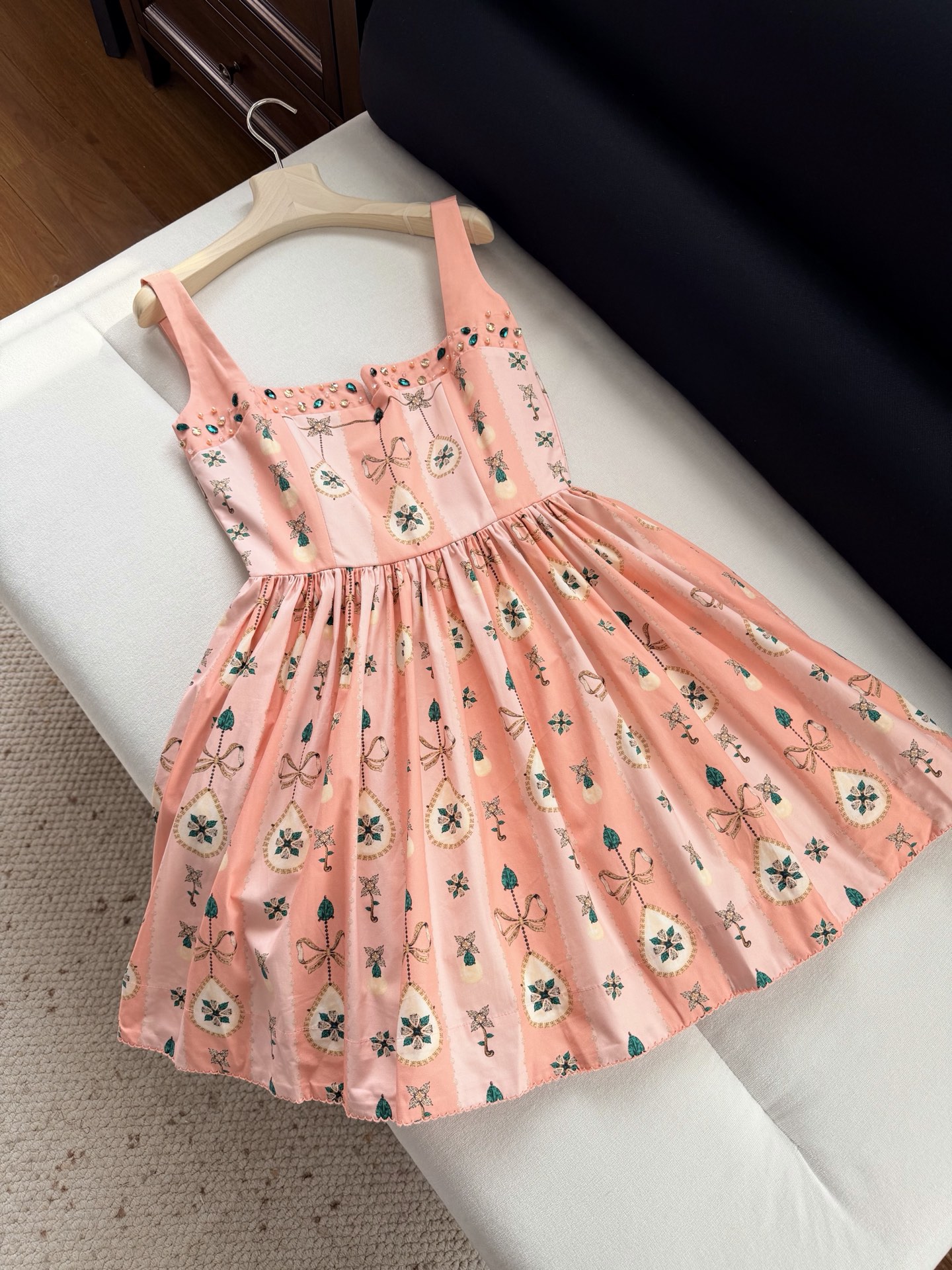 现货‼️‼️🛒款号2/浪漫钻饰连衣裙✨定位宝石印花，胸前手工钉珠饰边精湛工艺，纯手工使每件作品都非常极具