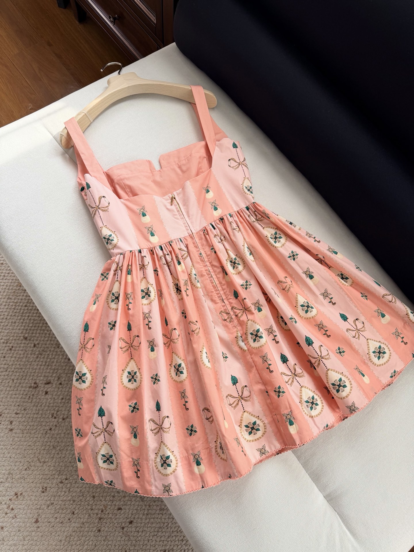 现货‼️‼️🛒款号2/浪漫钻饰连衣裙✨定位宝石印花，胸前手工钉珠饰边精湛工艺，纯手工使每件作品都非常极具