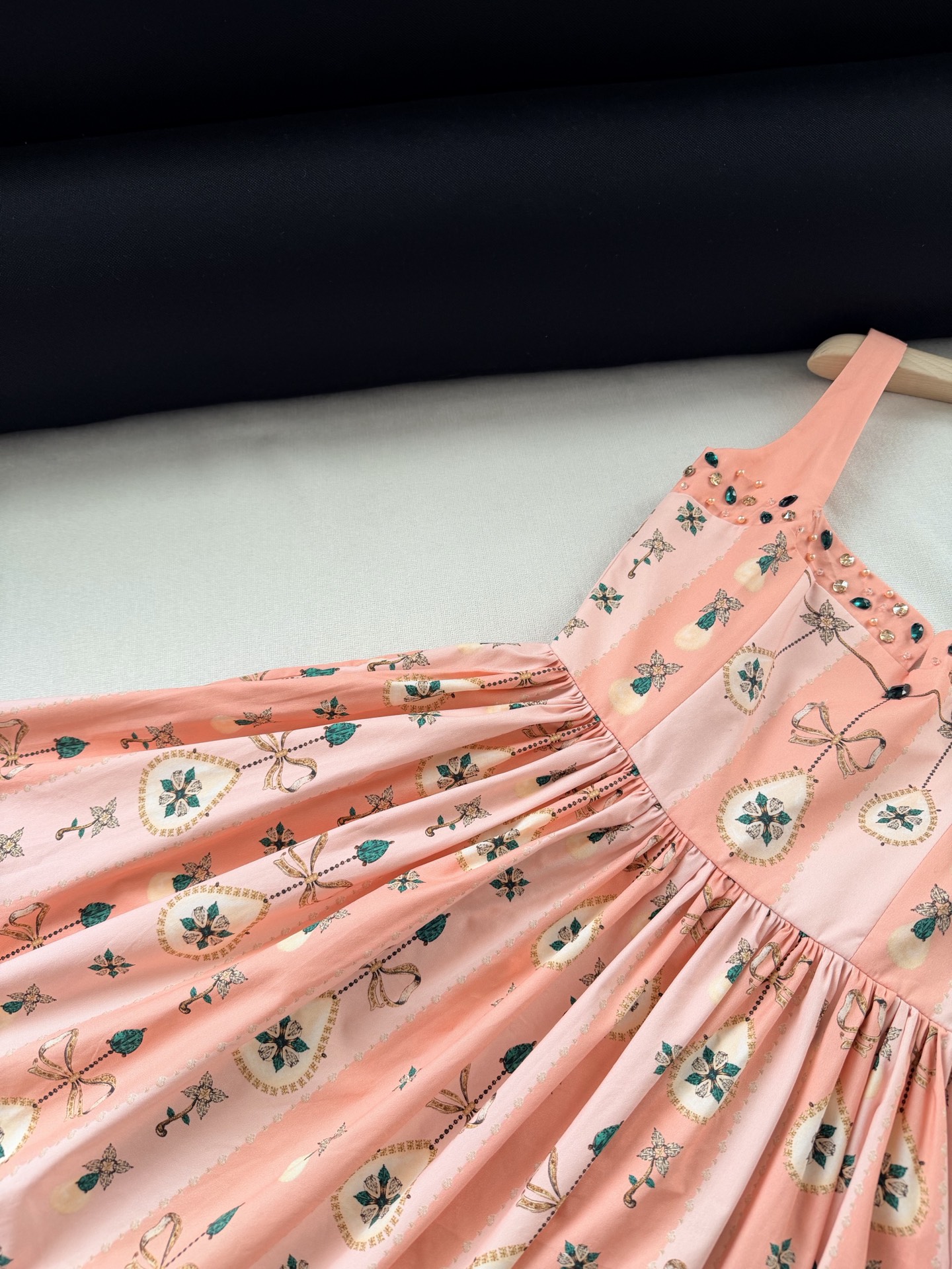 现货‼️‼️🛒款号2/浪漫钻饰连衣裙✨定位宝石印花，胸前手工钉珠饰边精湛工艺，纯手工使每件作品都非常极具